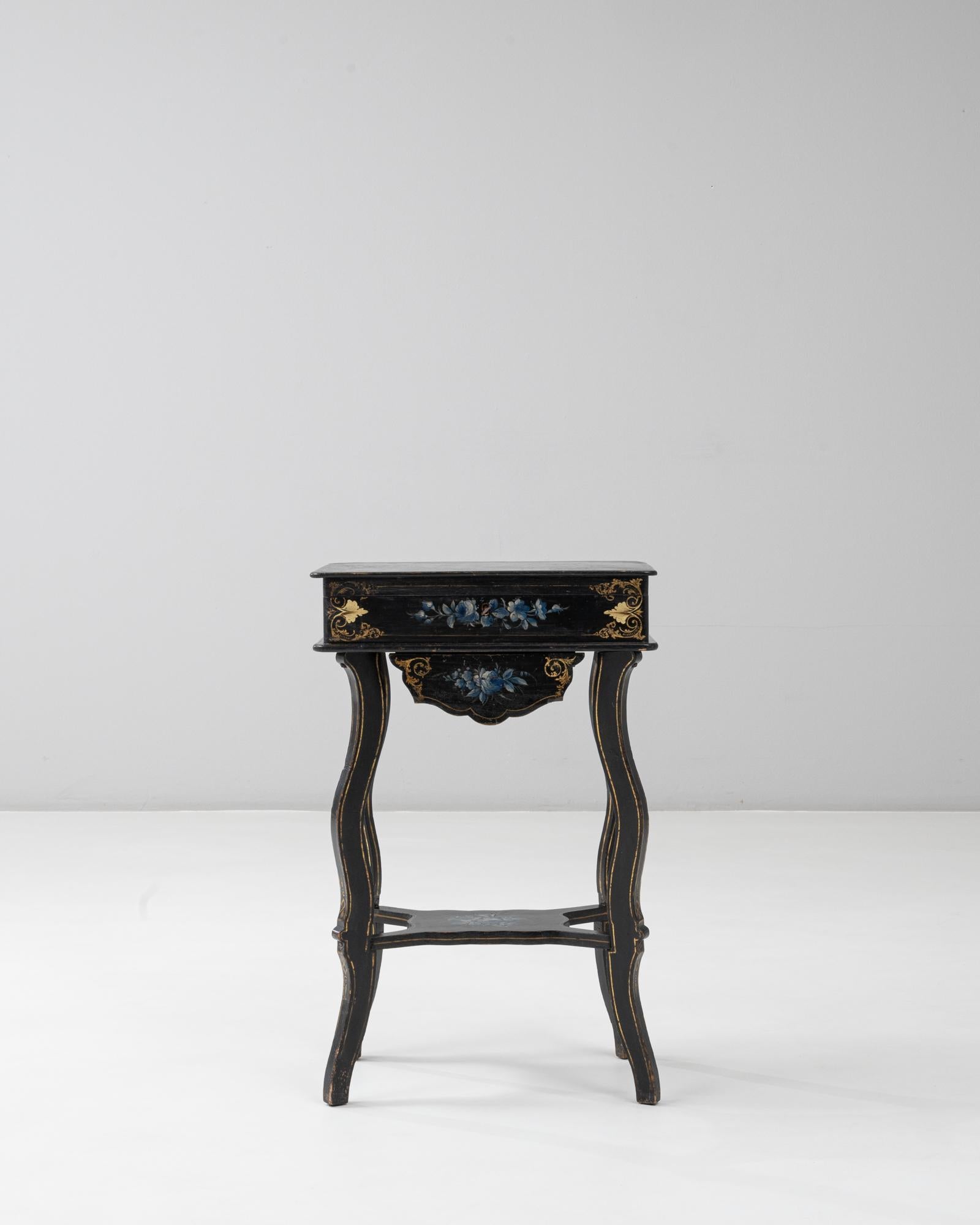 Cette table d'appoint ébonisée de style Napoléon III, datant des années 1880, est un exemple raffiné de l'art décoratif de la fin du XIXe siècle, mêlant des courbes élégantes à une ornementation richement détaillée. La table est dotée d'un plateau à