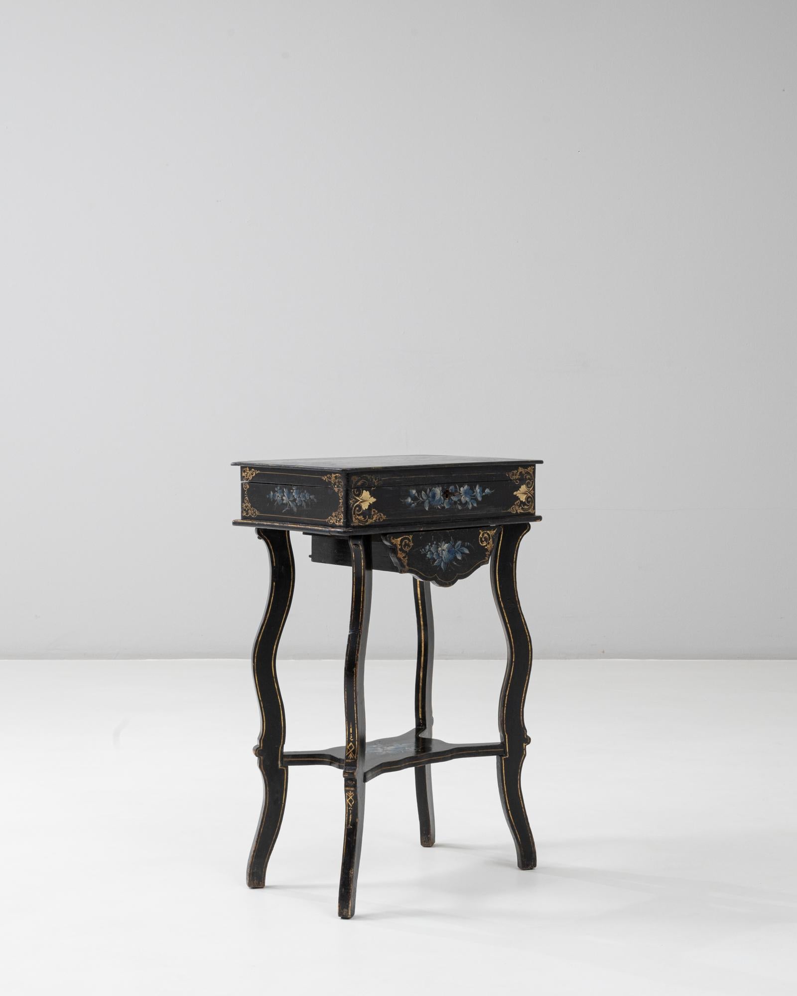 Table d'appoint ébonisée à incrustation florale, style Napoléon III, France, années 1880 Bon état - En vente à High Point, NC