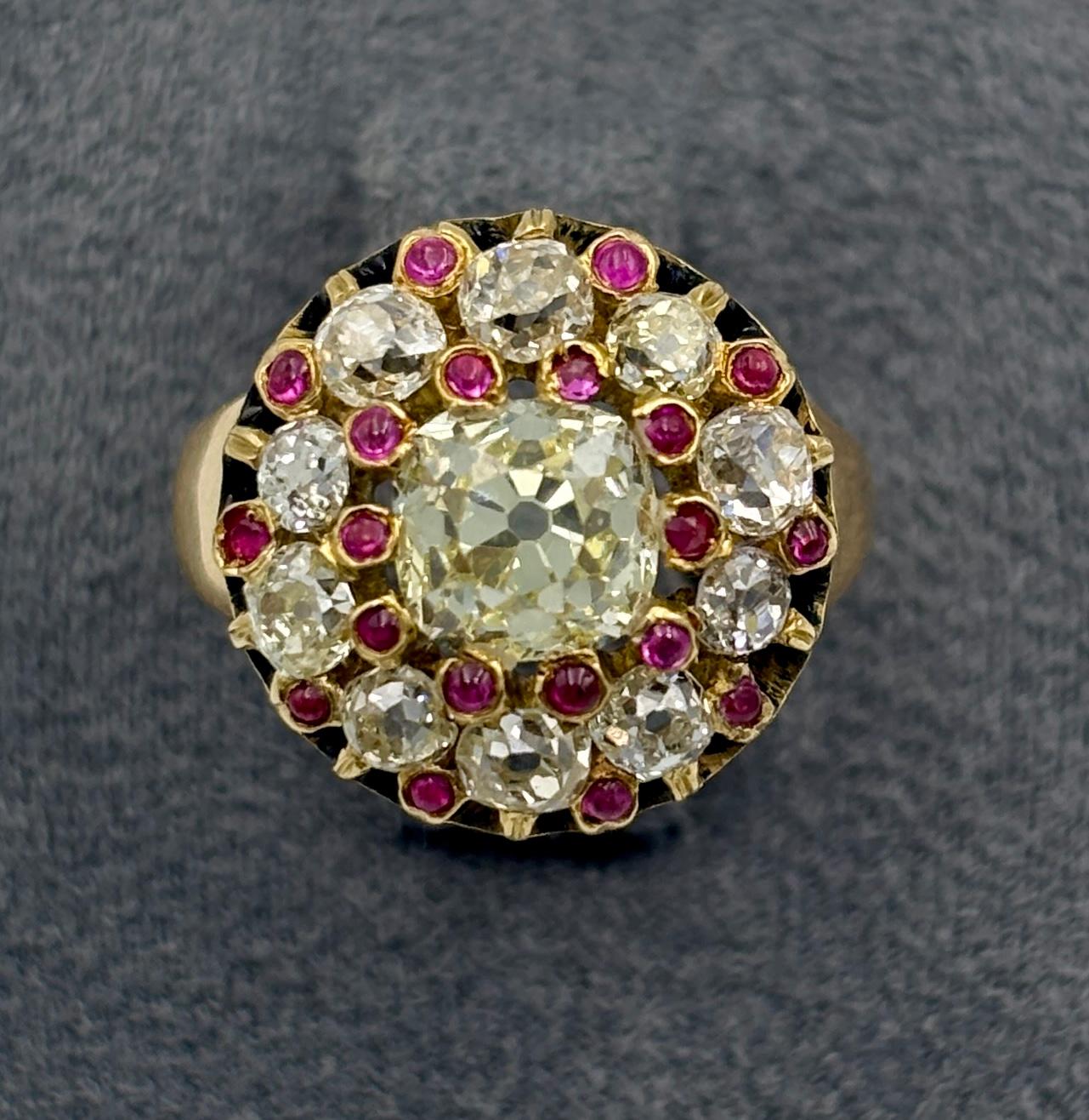 Dieser zarte Ring aus den 1880er Jahren trägt das französische Prüfzeichen. Er hat einen zentralen gelben Old-Mine-Diamanten von etwa 1 Karat und ist von etwa 1,1 Karat Old-Mine-Diamanten und kleinen natürlichen Rubinen umgeben. Die aufwändig