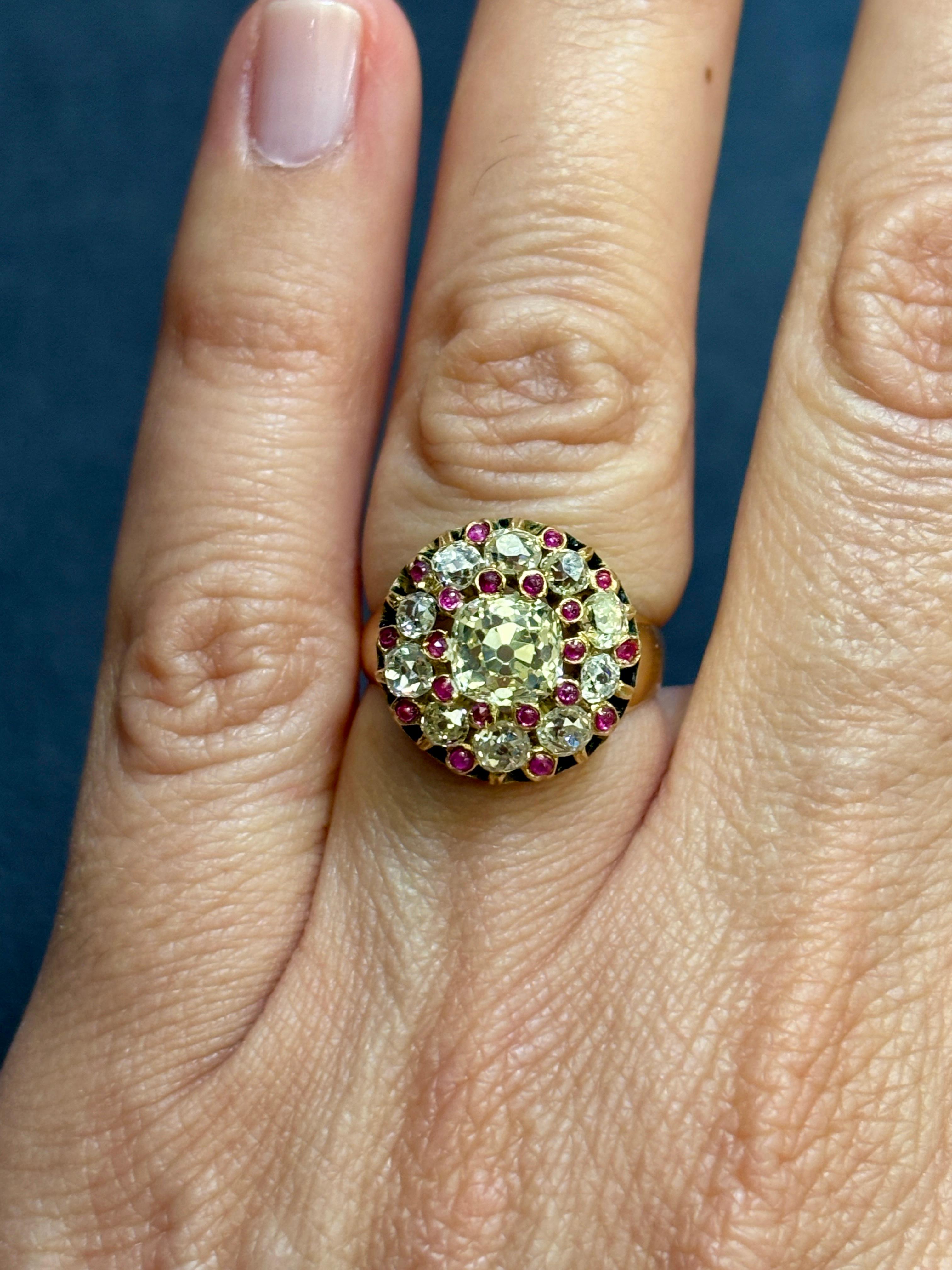 1880er Jahre Französisch natürlichen fancy gelben Diamanten, Old Mine geschnitten Diamant und Rubin Ring (Zeitgenössisch) im Angebot