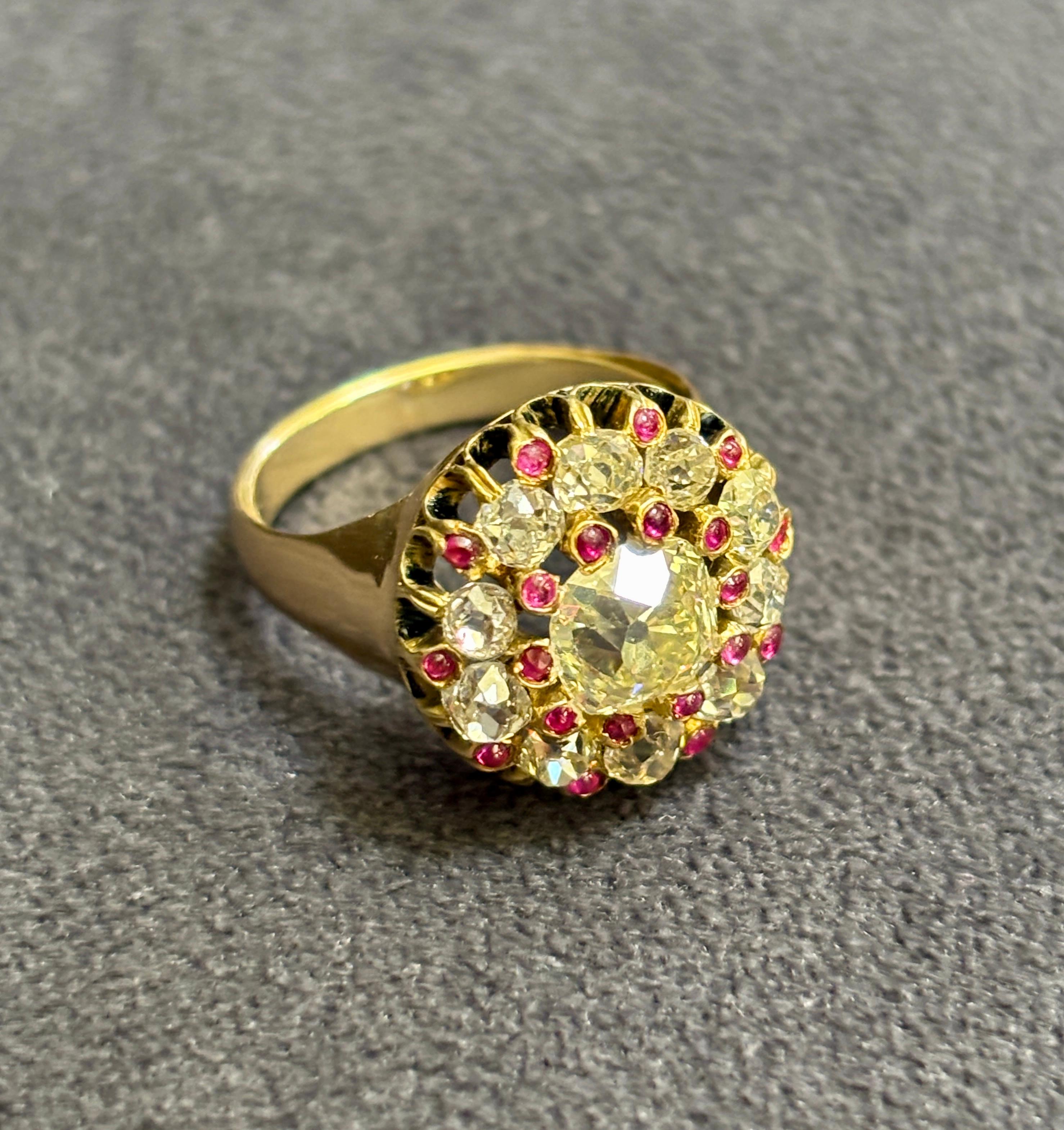 Anillo francés de 1880 de diamante amarillo fantasía natural, diamante talla Old Mine y rubí en venta 3