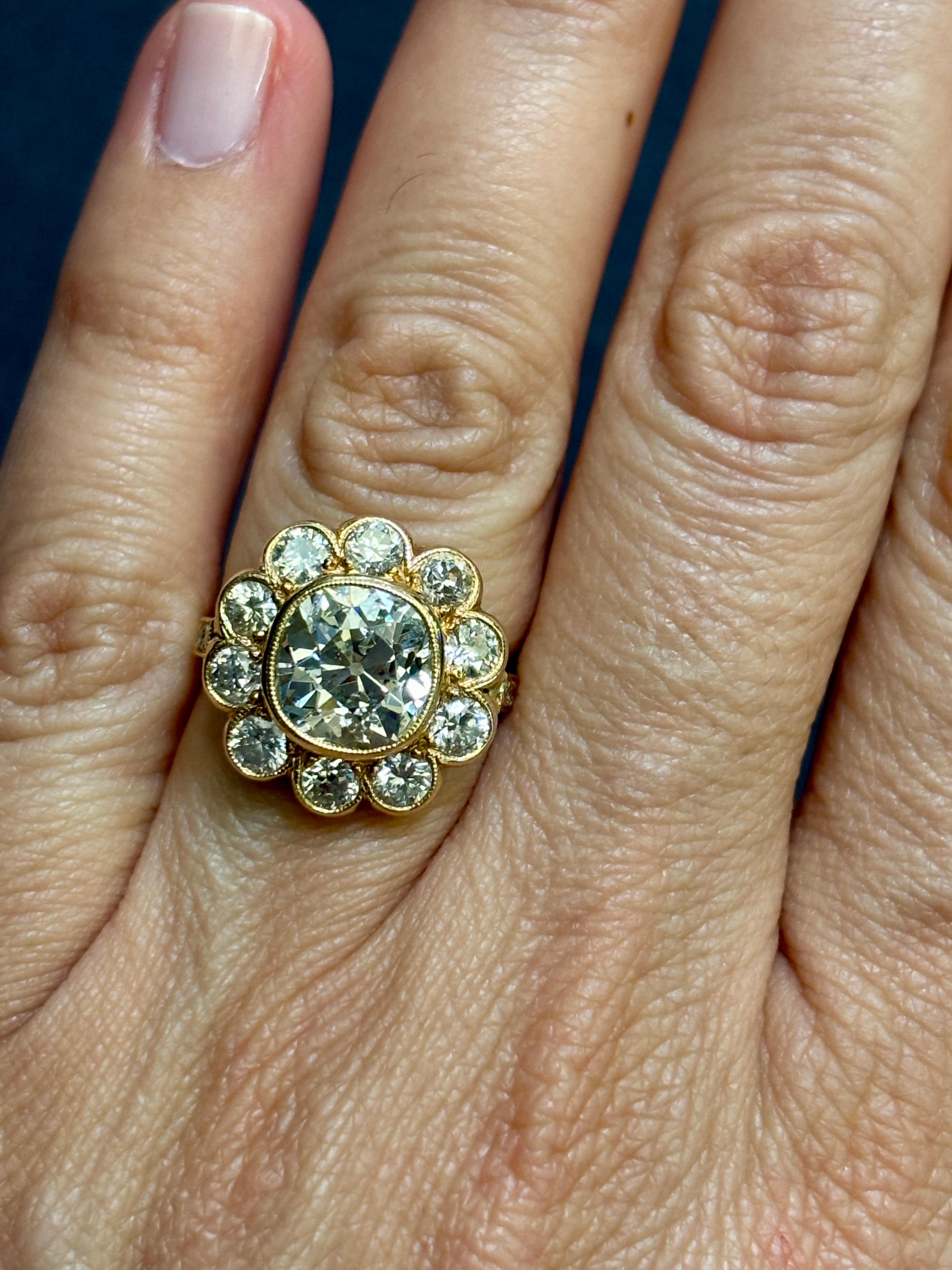 Dieser bezaubernde französische Diamantring im Old-Mine-Schliff aus den 1880er Jahren hat einen zentralen Stein von 3,9 Karat, Farbe F-G und Reinheit SI2. Die 10 Steine, die den zentralen Stein umgeben, wiegen etwa 2 Karat und sind von der Farbe F-G