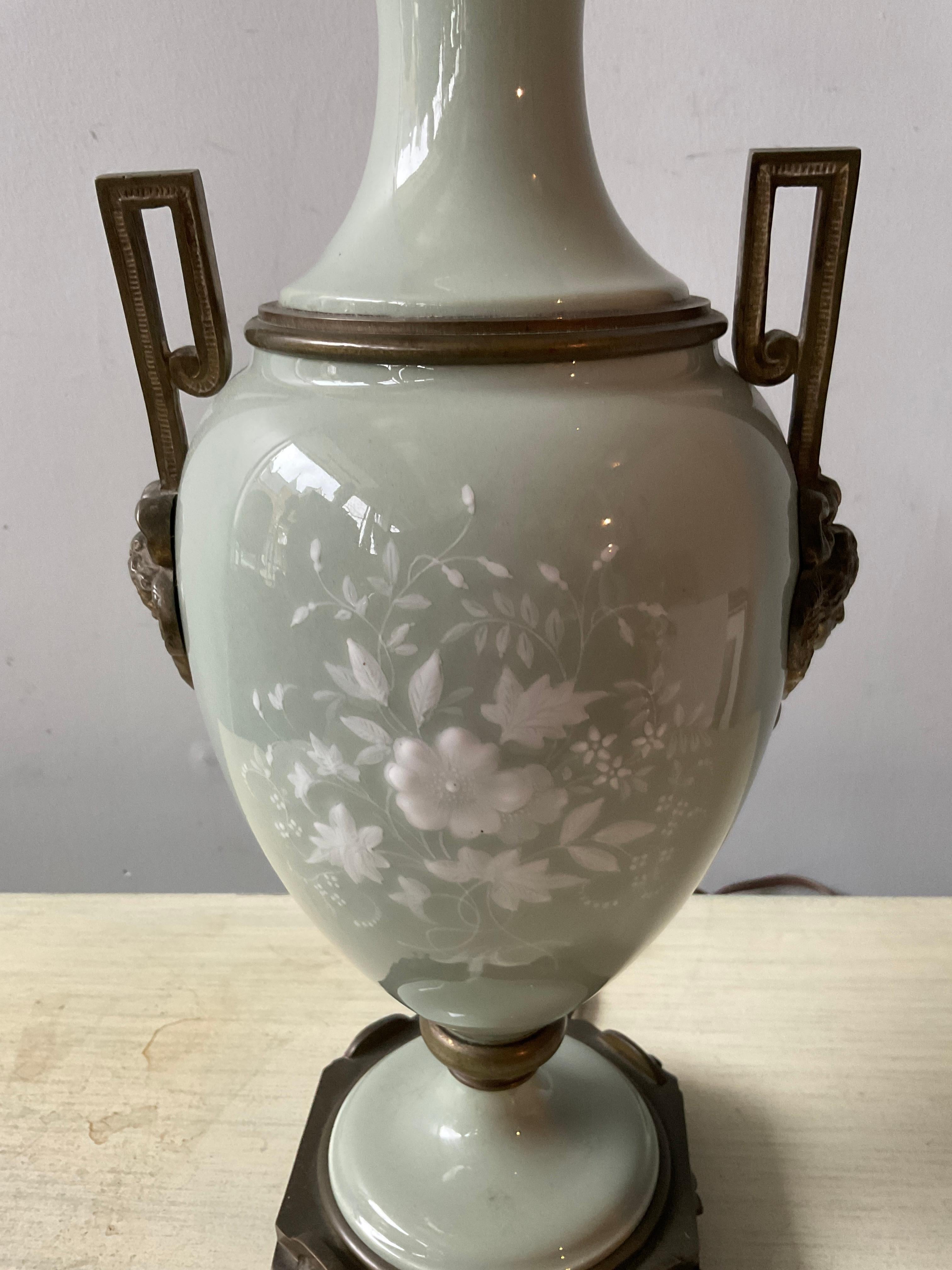 Paire de lampes Pate Sur Pate en vert céladon des années 1880 en vente 8