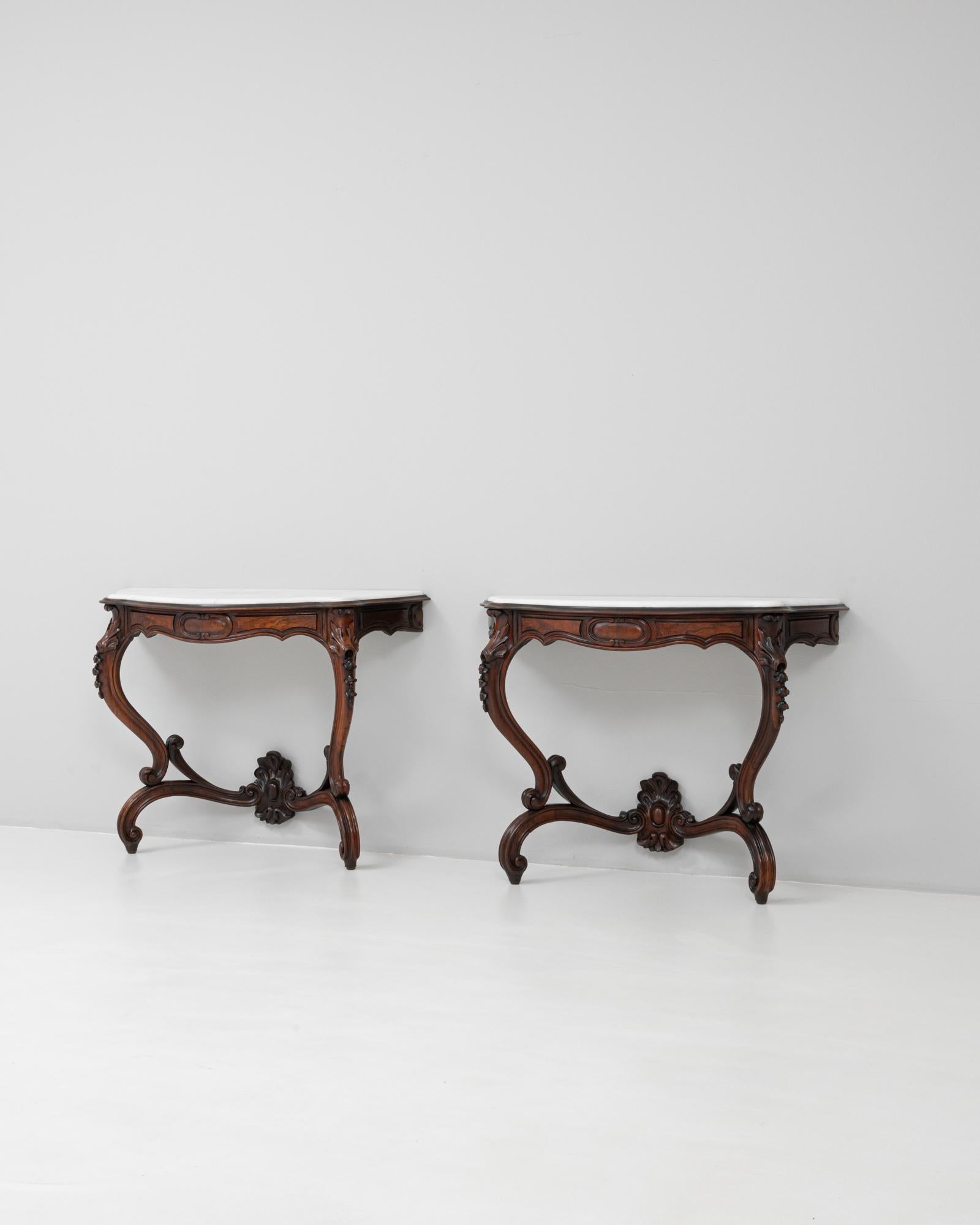 Coppia di tavoli da console in legno del 1880 con piani in marmo In condizioni buone in vendita a High Point, NC