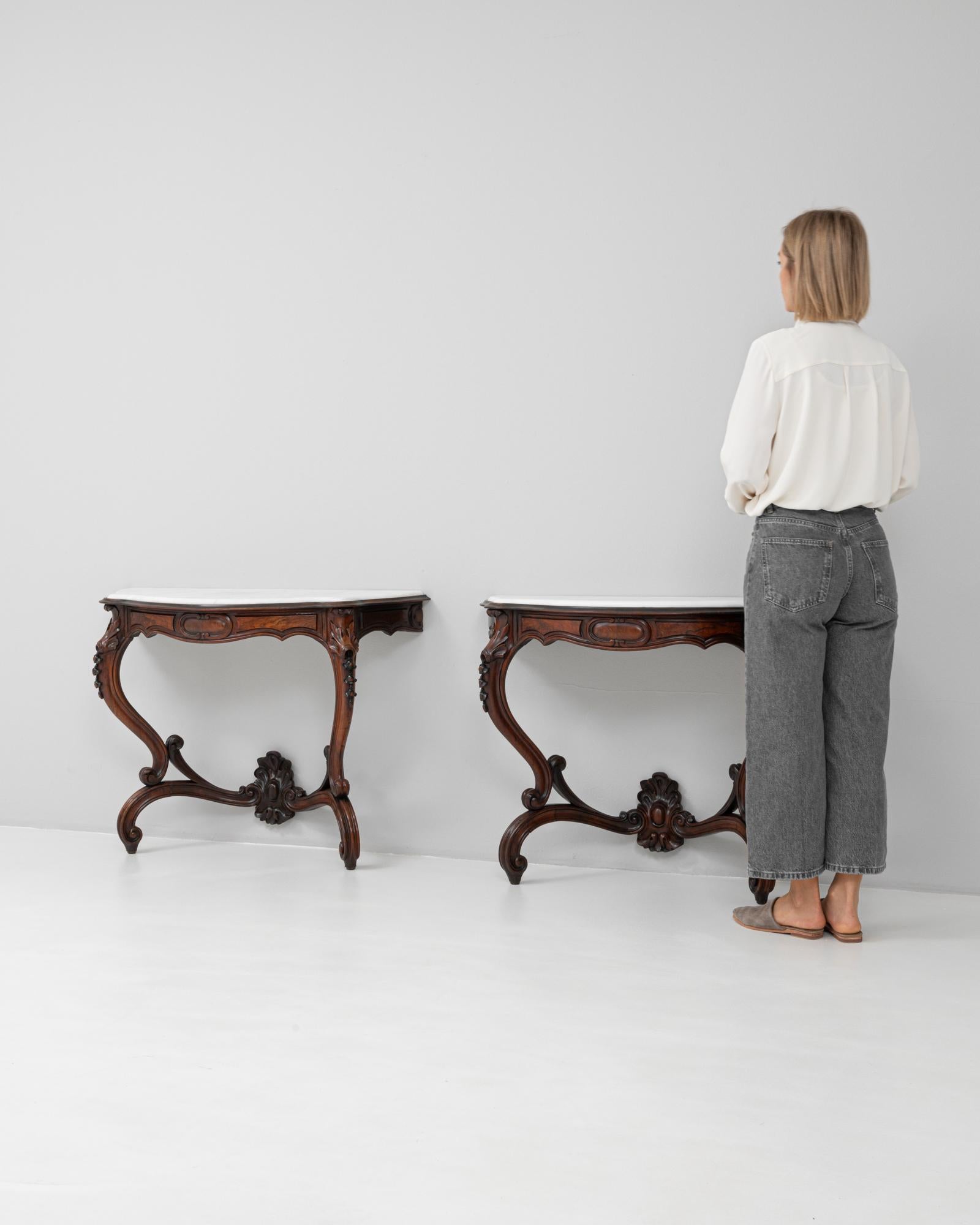XIX secolo Coppia di tavoli da console in legno del 1880 con piani in marmo in vendita