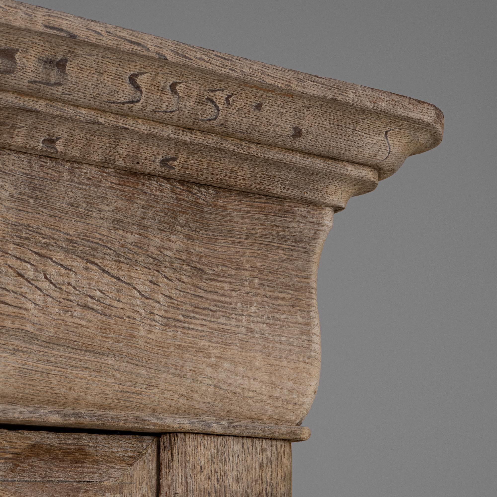 1880er Jahre Französisch Provincial Eiche Vitrine mit Glastüren im Angebot 5