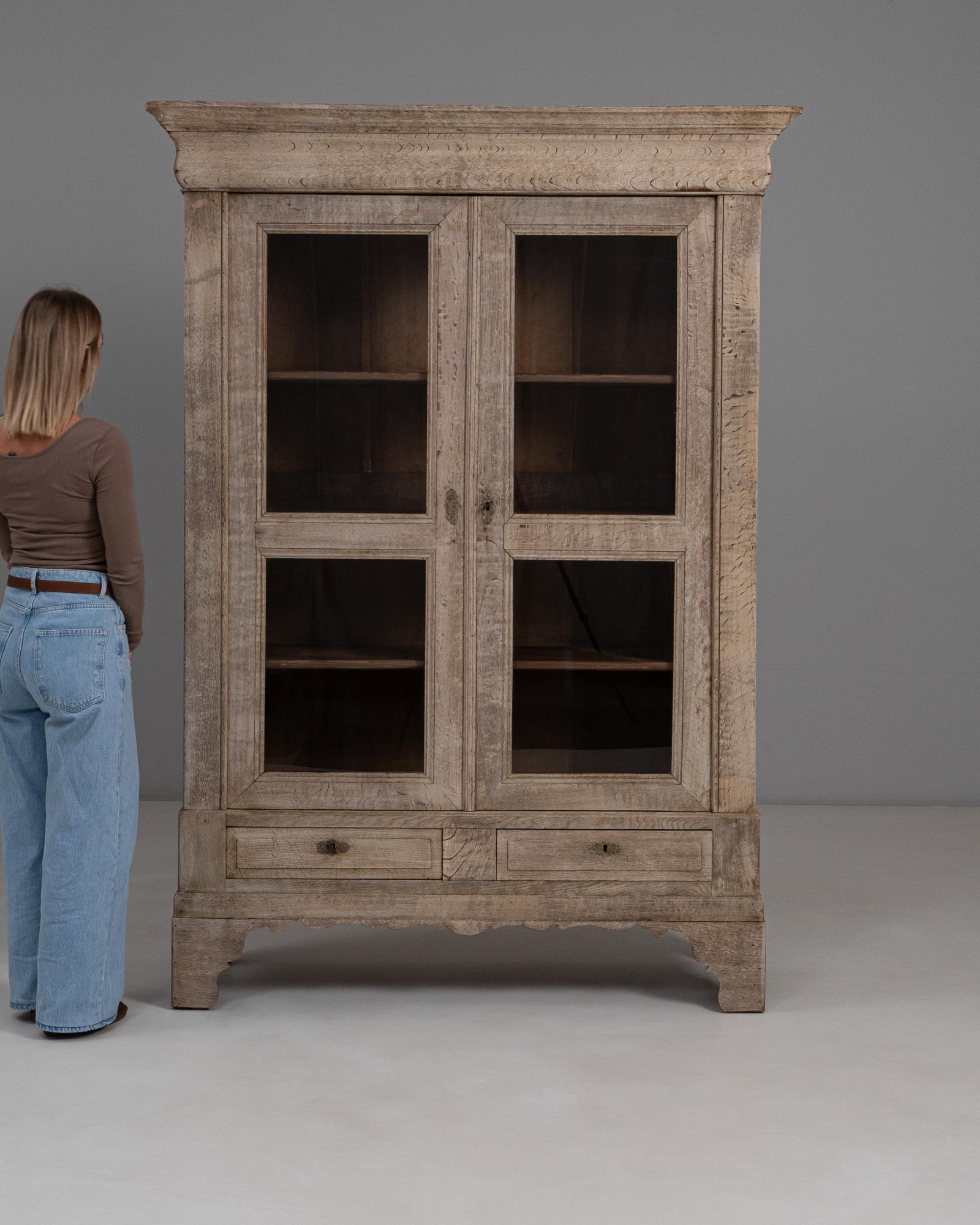 1880s French Provincial Oak Vitrine With Glass Doors en Bueno Estado en High Point, NC
