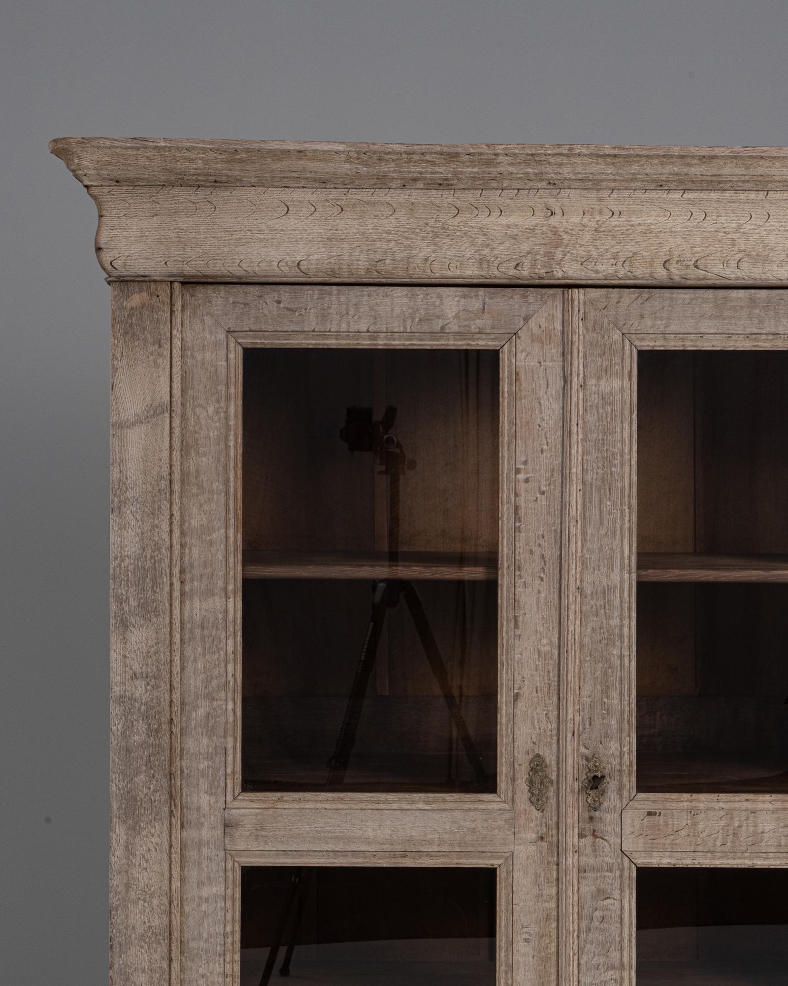 1880s French Provincial Oak Vitrine With Glass Doors siglo XIX