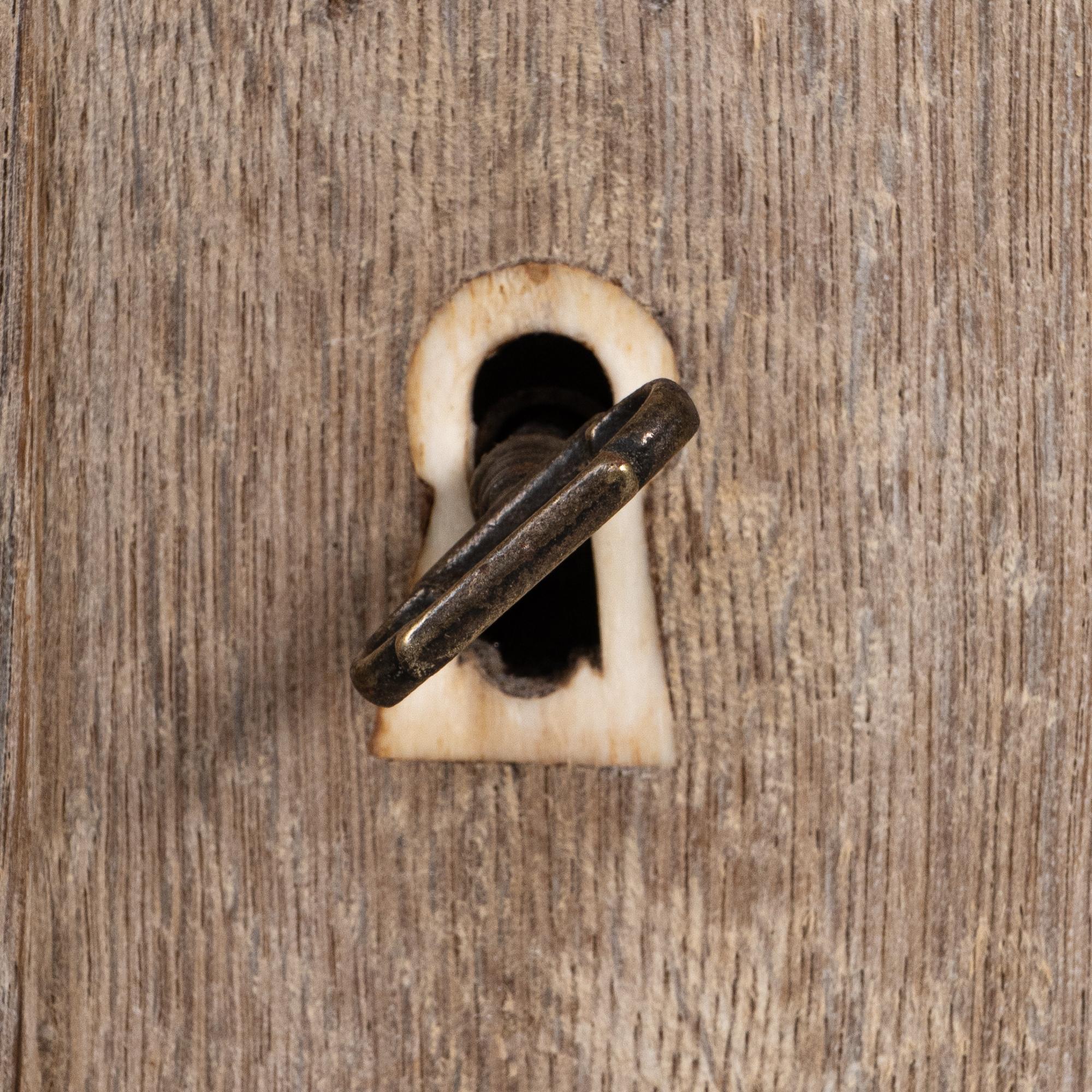 1880er Jahre Französisch Provincial Eiche Vitrine mit Glastüren im Angebot 4