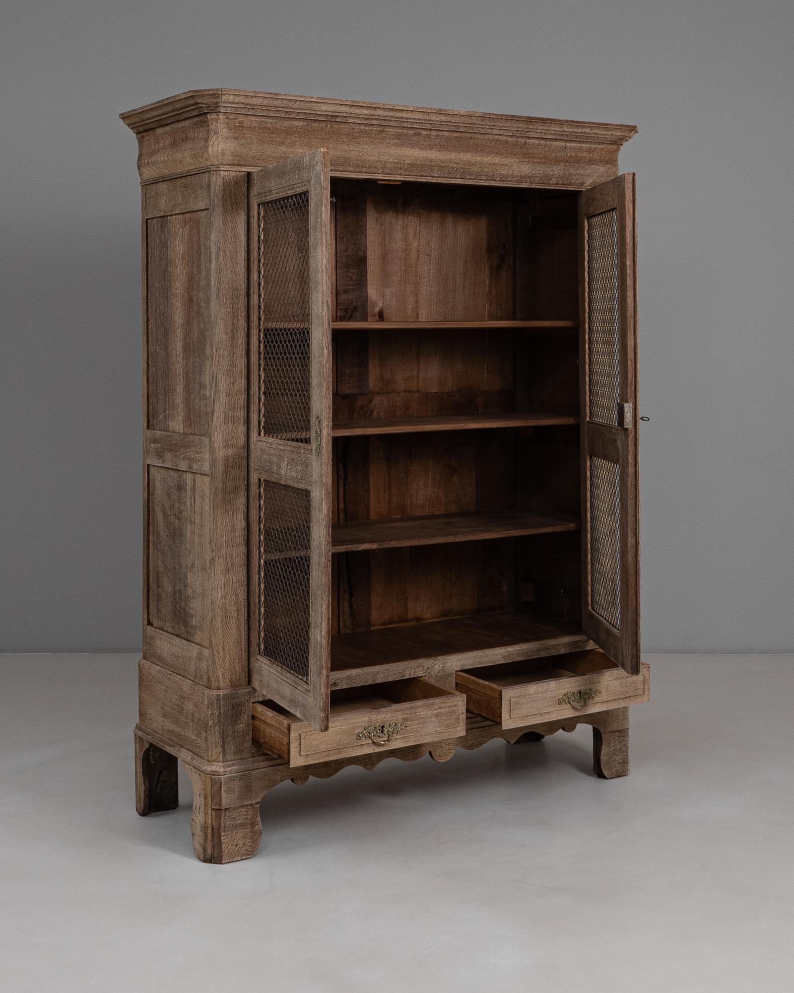 Vetrina in rovere francese del 1880 con ante in rete metallica in vendita 4