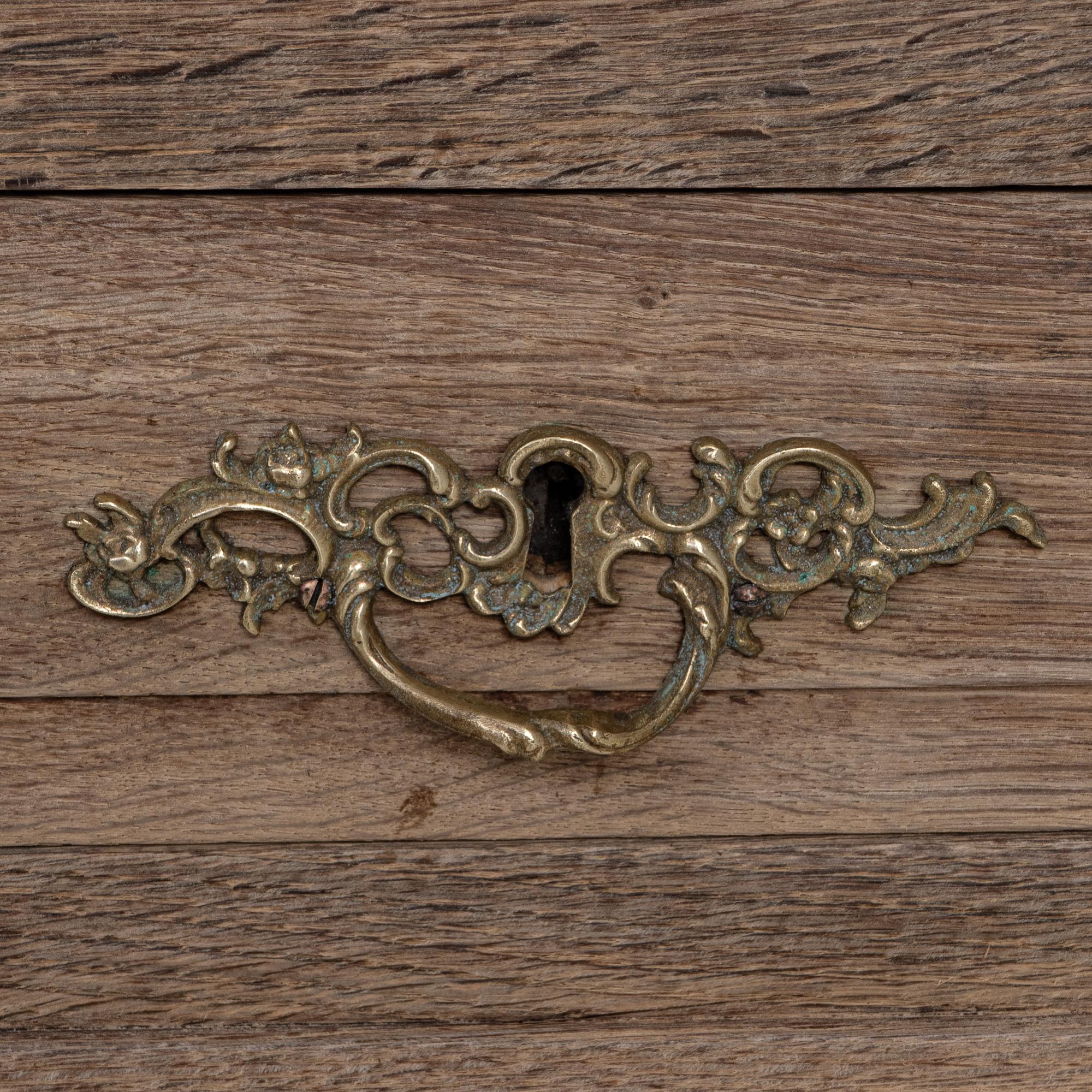 Vetrina in rovere francese del 1880 con ante in rete metallica in vendita 8