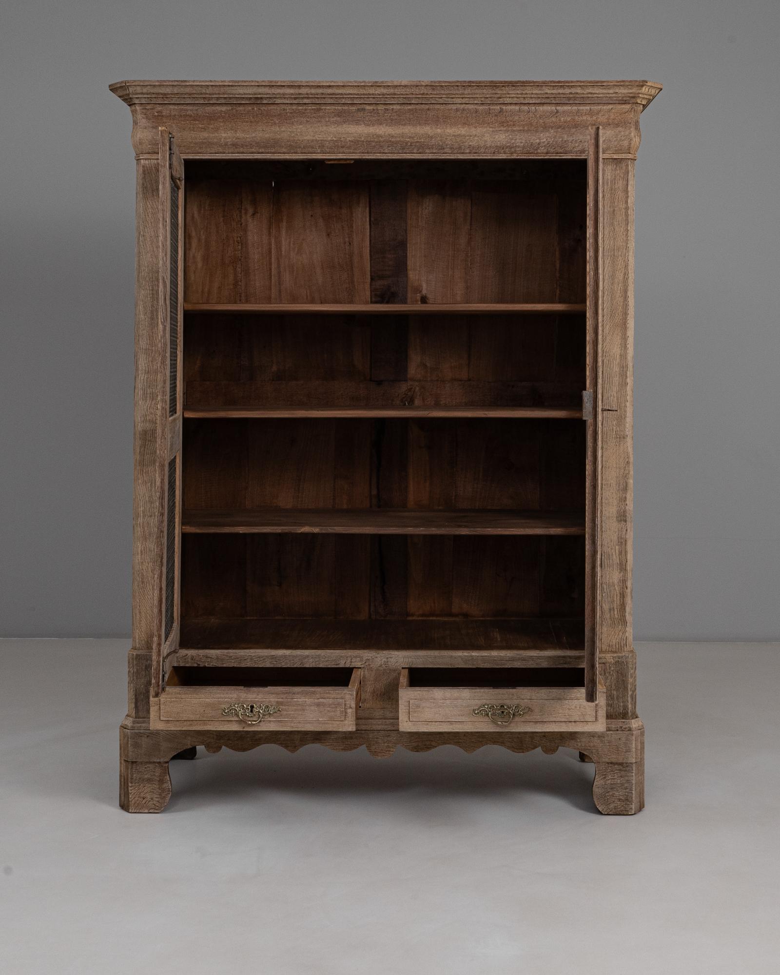 Francese Vetrina in rovere francese del 1880 con ante in rete metallica in vendita