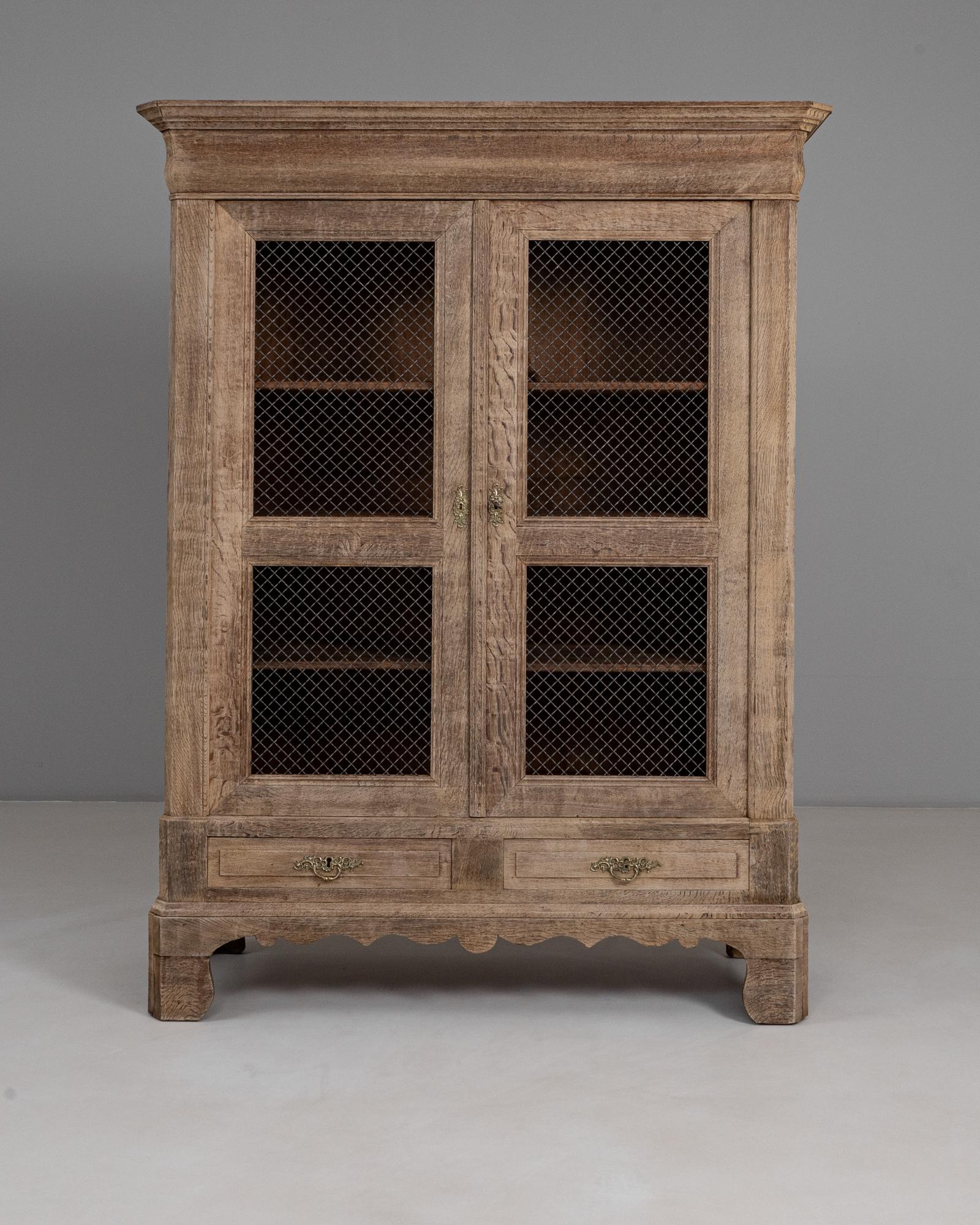 XIX secolo Vetrina in rovere francese del 1880 con ante in rete metallica in vendita