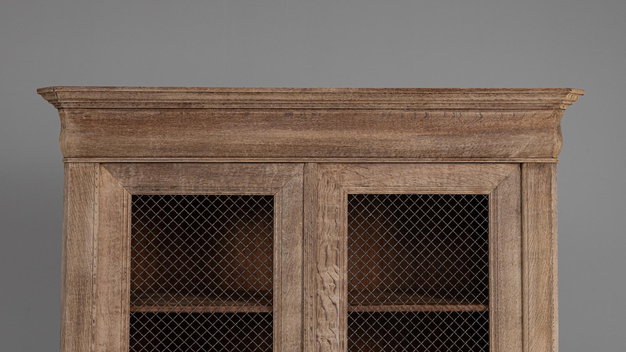 Vetrina in rovere francese del 1880 con ante in rete metallica in vendita 1