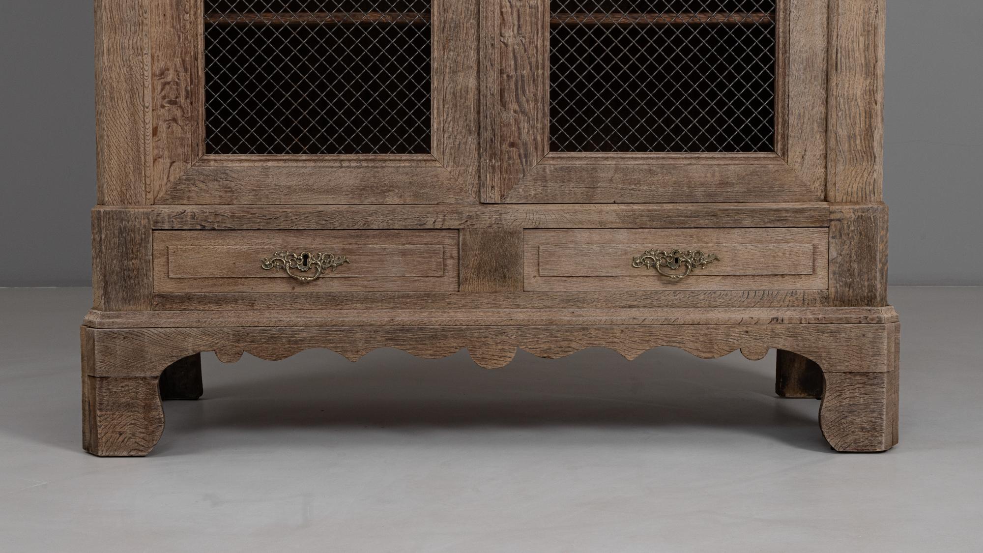 Vetrina in rovere francese del 1880 con ante in rete metallica in vendita 2