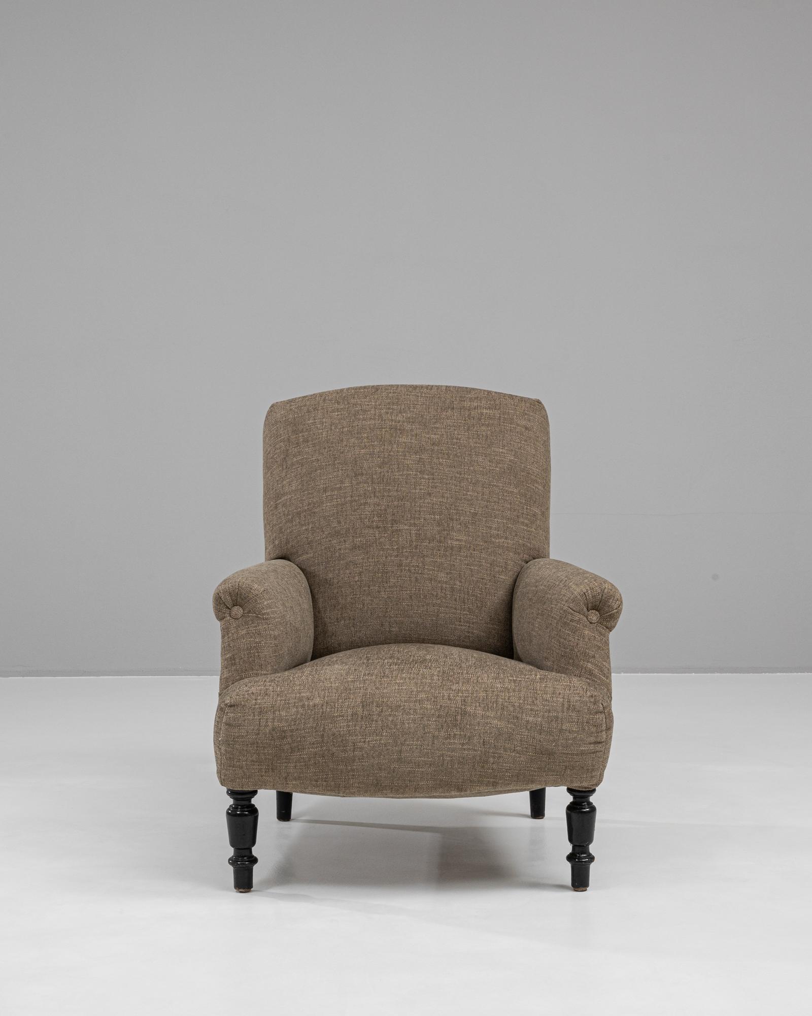This exquisite 1880s French armchair captures the elegance of the era with its classic design and refined upholstery. Featuring a warm, neutral fabric, the chair is both sophisticated and versatile, fitting seamlessly into traditional and