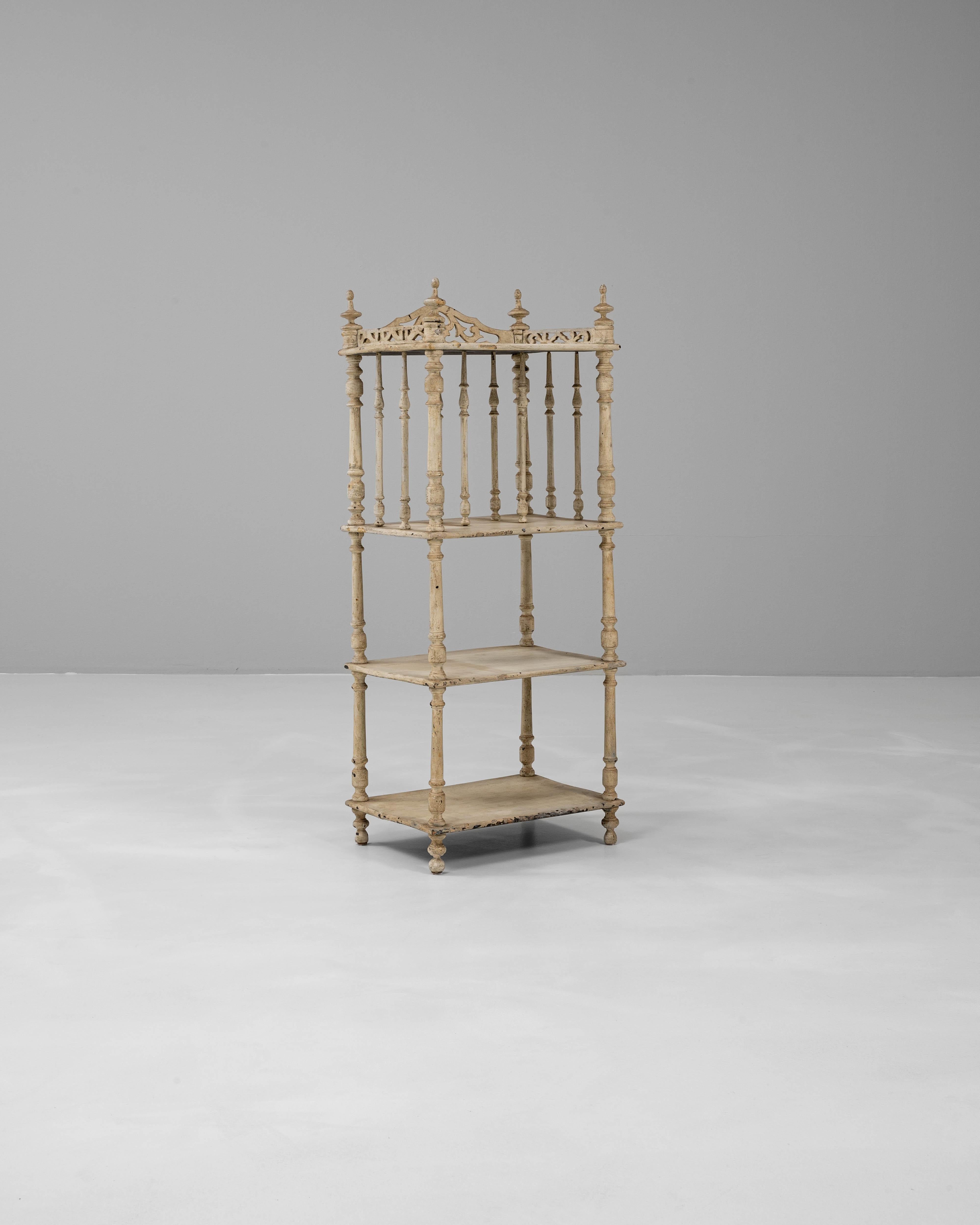 Scaffale in rovere patinato bianco francese del 1880 che mostra una squisita abilità artigianale e delicati dettagli della fine del XIX secolo. Il design a telaio aperto presenta colonne finemente tornite, bordi smerlati e uno stemma decorativo