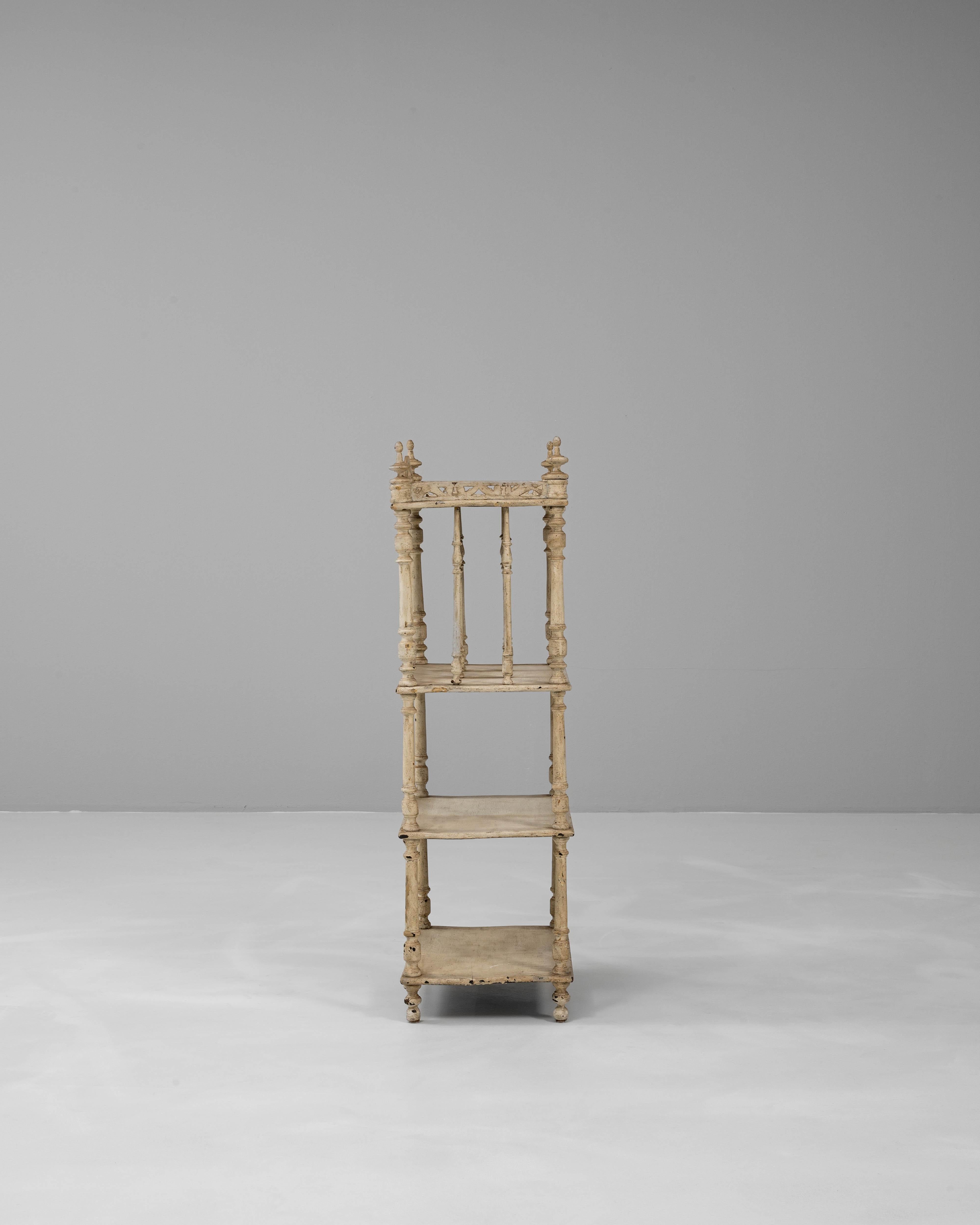 Scaffale francese in Oak Oak patinato bianco del 1880 In condizioni buone in vendita a High Point, NC