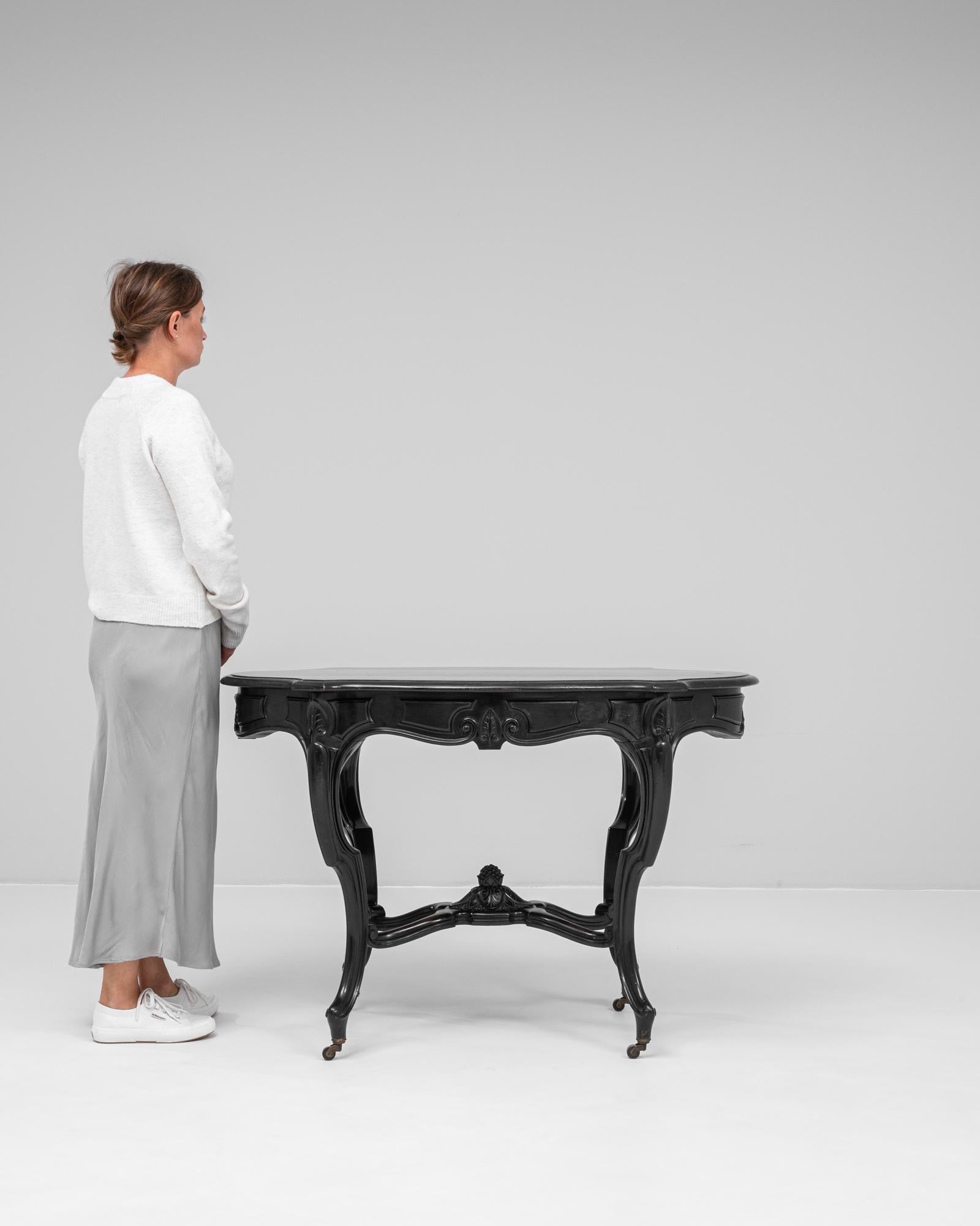 Français 1880s French Wood Black Patinated Table On Wheels en vente