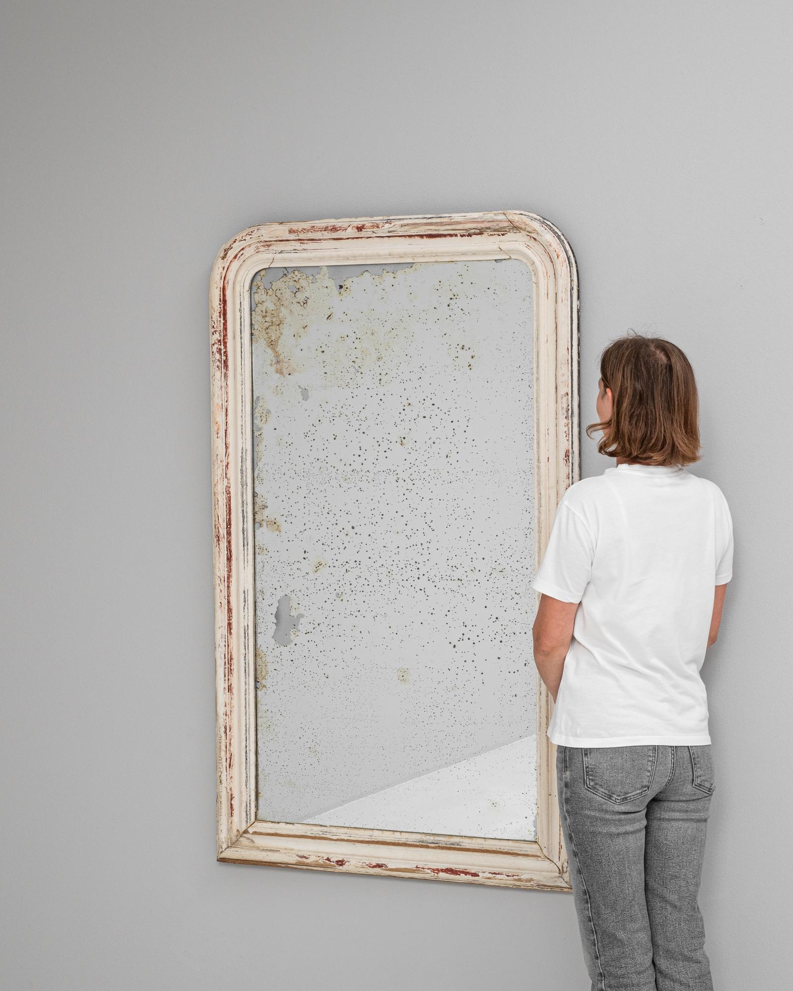 Specchio francese del 1880 in legno patinato bianco In condizioni buone in vendita a High Point, NC