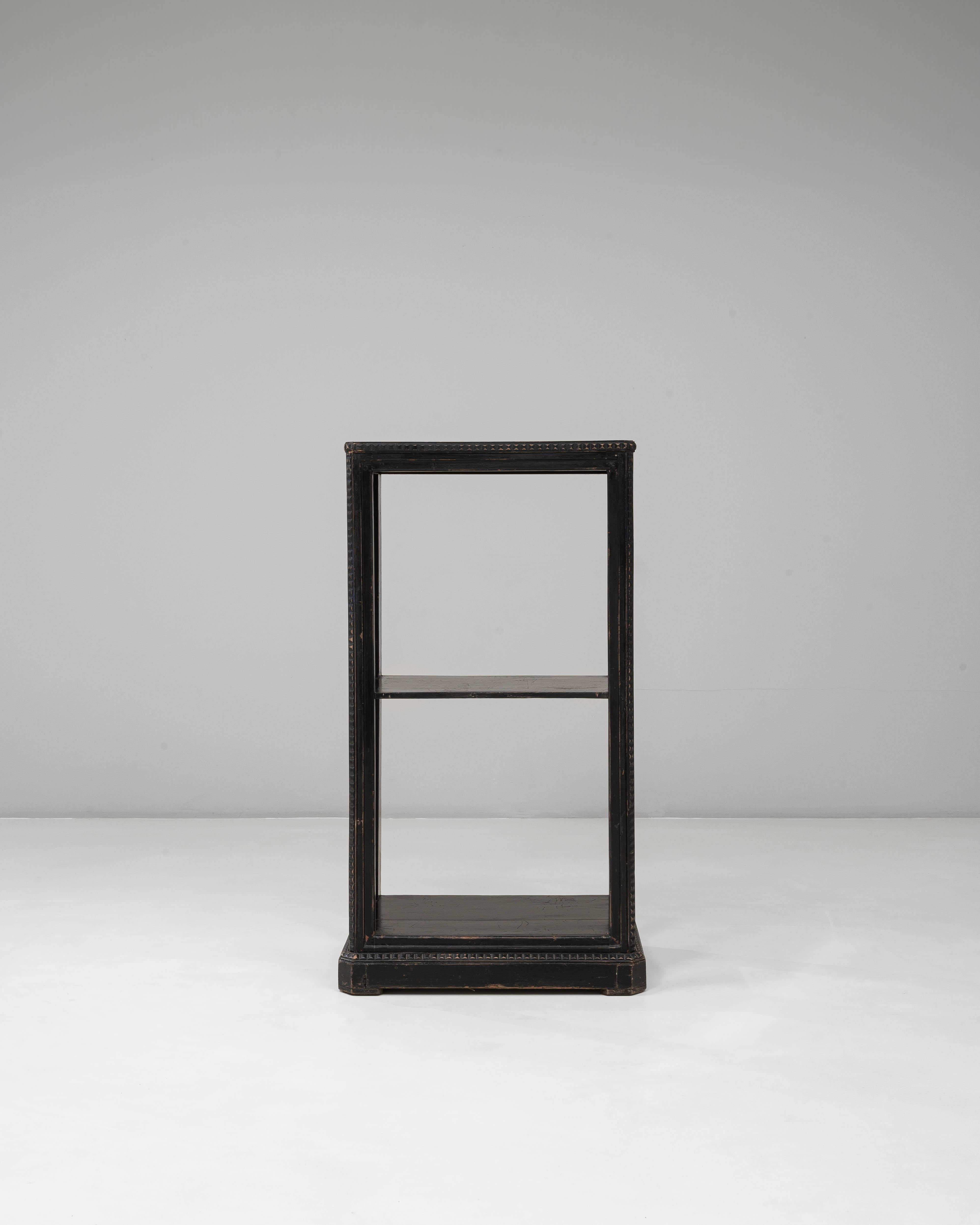 Questa libreria francese in legno del 1880 con patina originale è un pezzo da esposizione raffinato e compatto che cattura la sobria eleganza dell'artigianato di fine Ottocento. La sua silhouette alta e stretta è incorniciata da bordi delicatamente