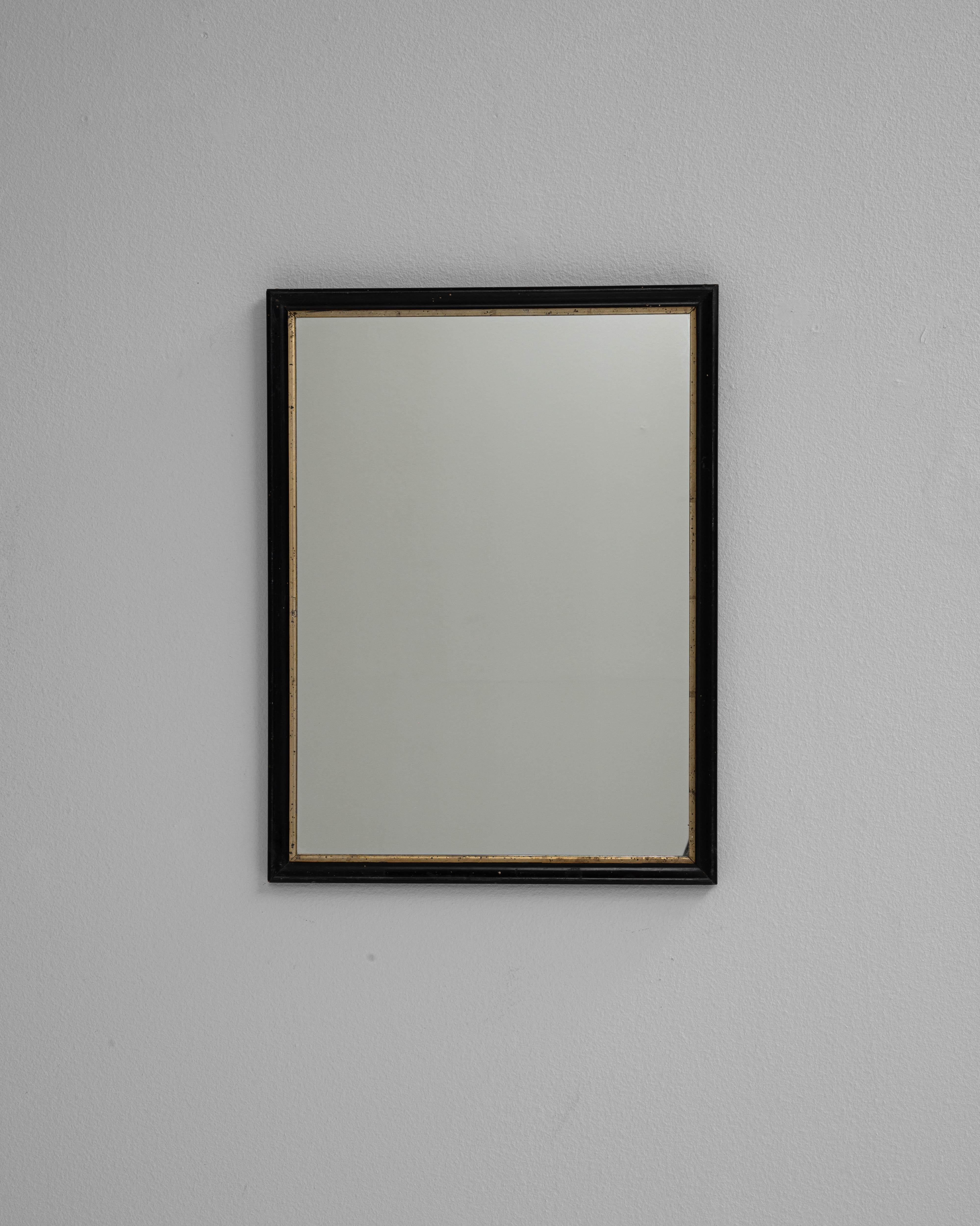 Specchio da parete in legno francese del 1880. Questo specchio da parete, sobrio ed elegante, riflette la raffinata semplicità tipica del design francese della fine del XIX secolo. La sua cornice rettangolare in legno è rifinita in una tonalità