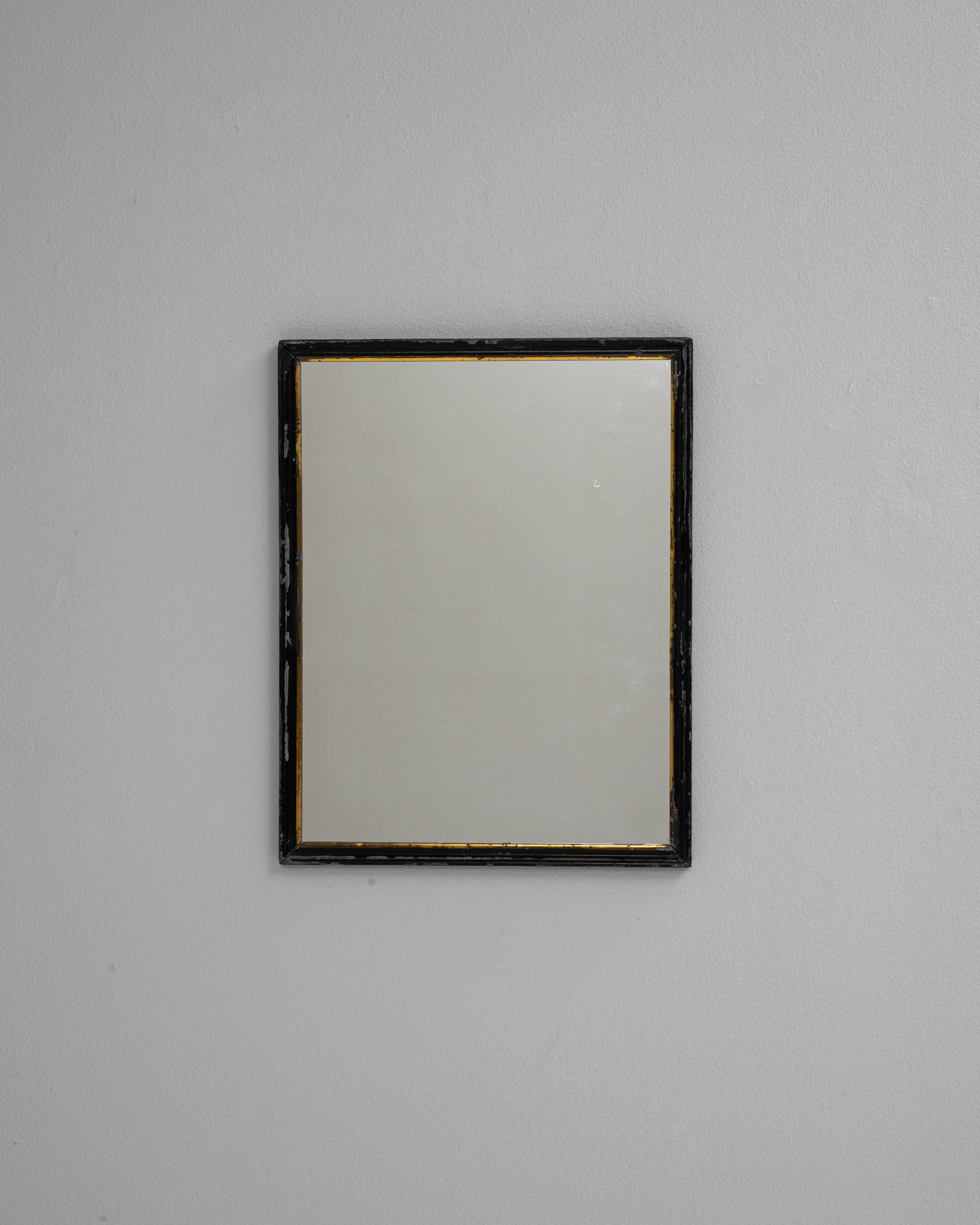 Specchio da parete in legno francese del 1880. Questo piccolo specchio francese del XIX secolo presenta un design semplice e senza tempo che riflette la sobria eleganza dell'epoca. La cornice in legno conserva la sua originale finitura scura,