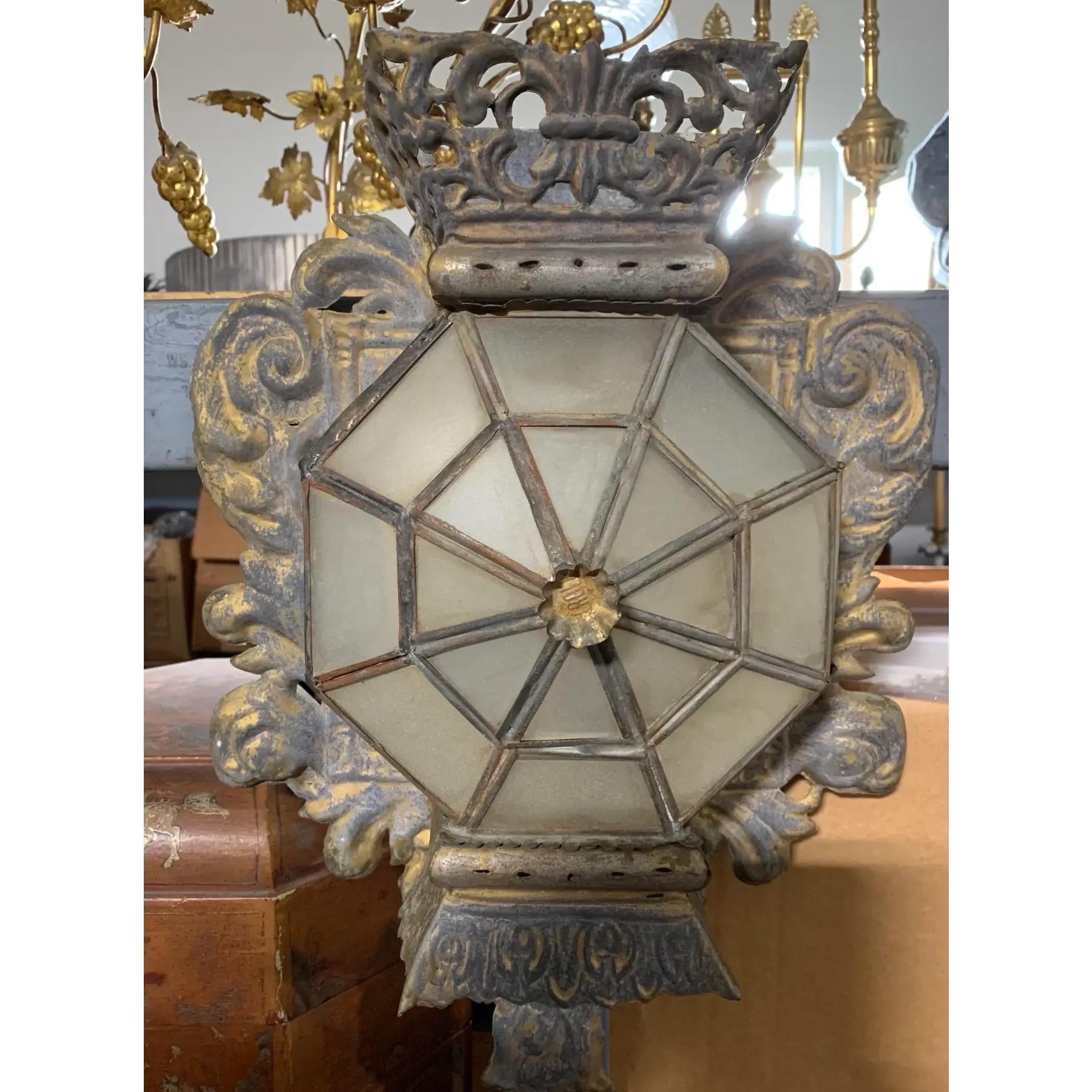 Coppia di antiche applique da parete provenienti dall'America centrale, circa 1880. Le applique sono state recentemente elettrificate, con cornici metalliche traforate con acanto intorno a vetrine ottagonali. I vetri originali sono tutti intatti.