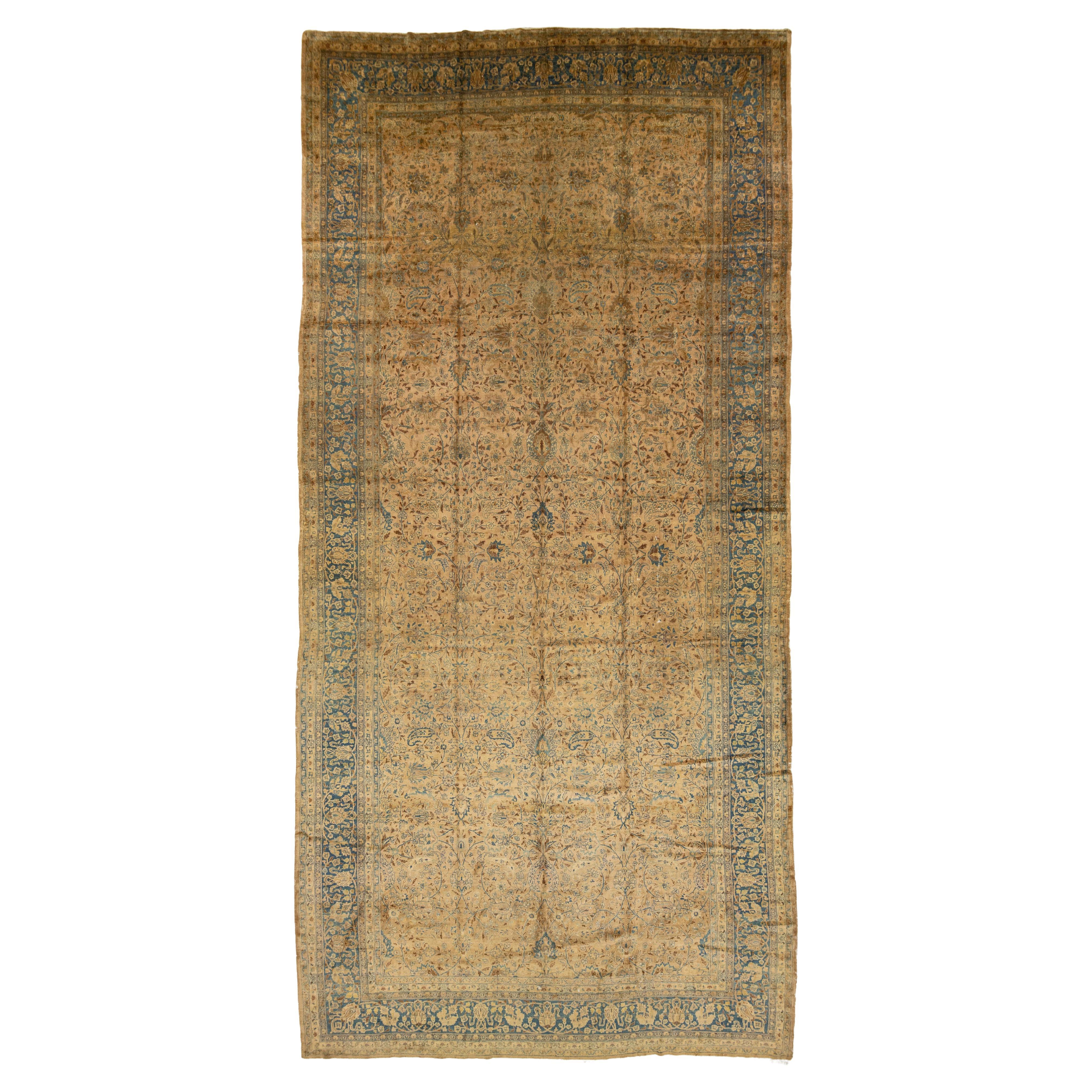 Alfombra persa antigua de lana Mashad con motivos florales hecha a mano en marrón claro de 1880