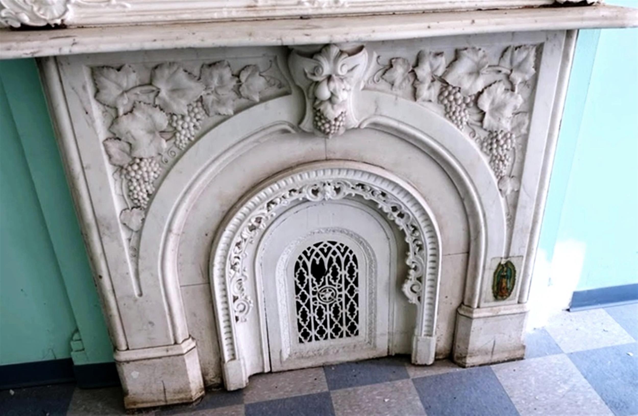 1880s Highly Hand Carved White Carrara Marble Mantel with Grape and Vine Details In Good Condition In New York, NY