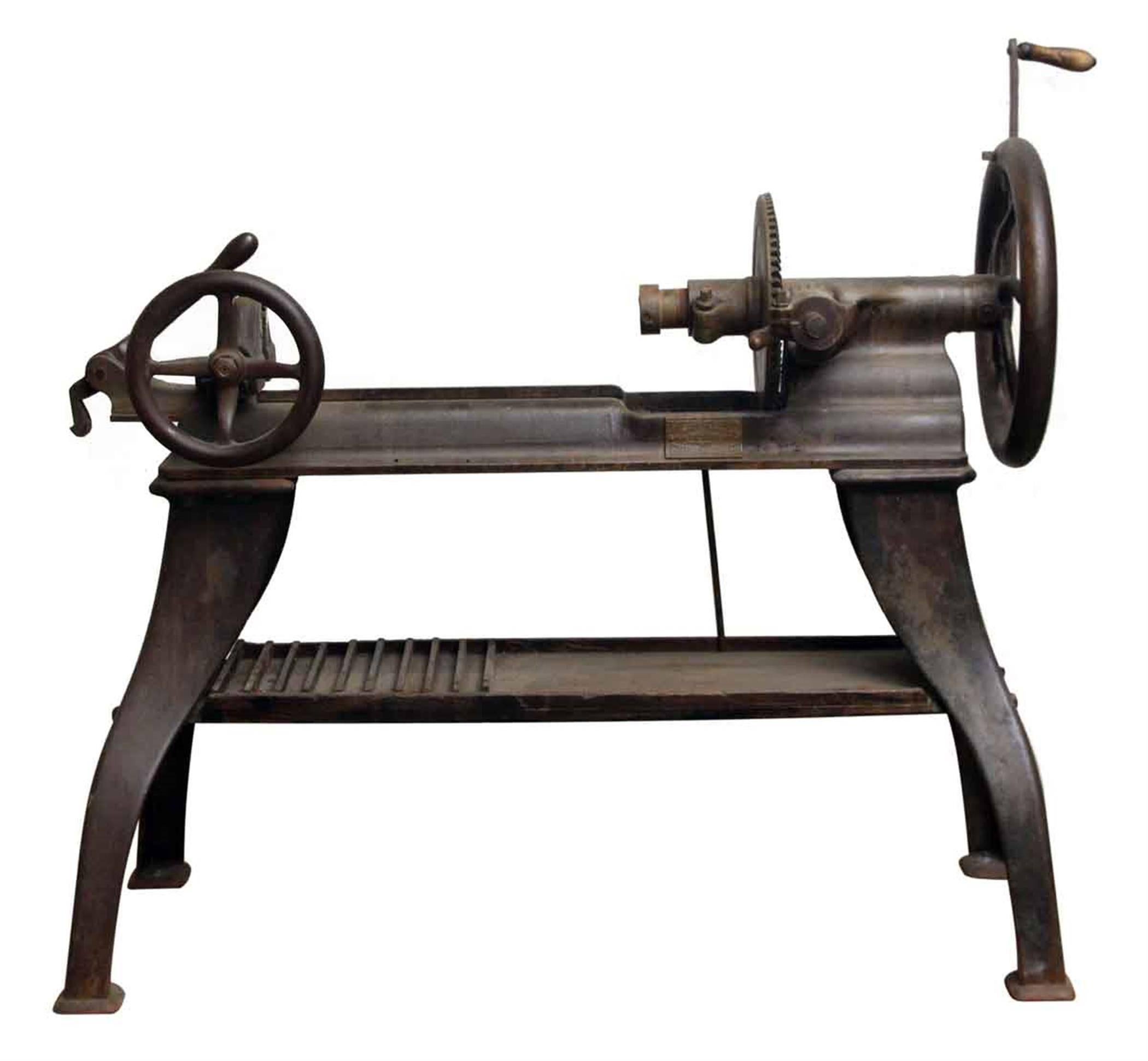 tour industriel des années 1880 sur pieds de table en fonte. Estampillé Wiley & Russell Manufacturing Co. On peut le voir dans nos locaux du 400 Gilligan St en Pennsylvanie.