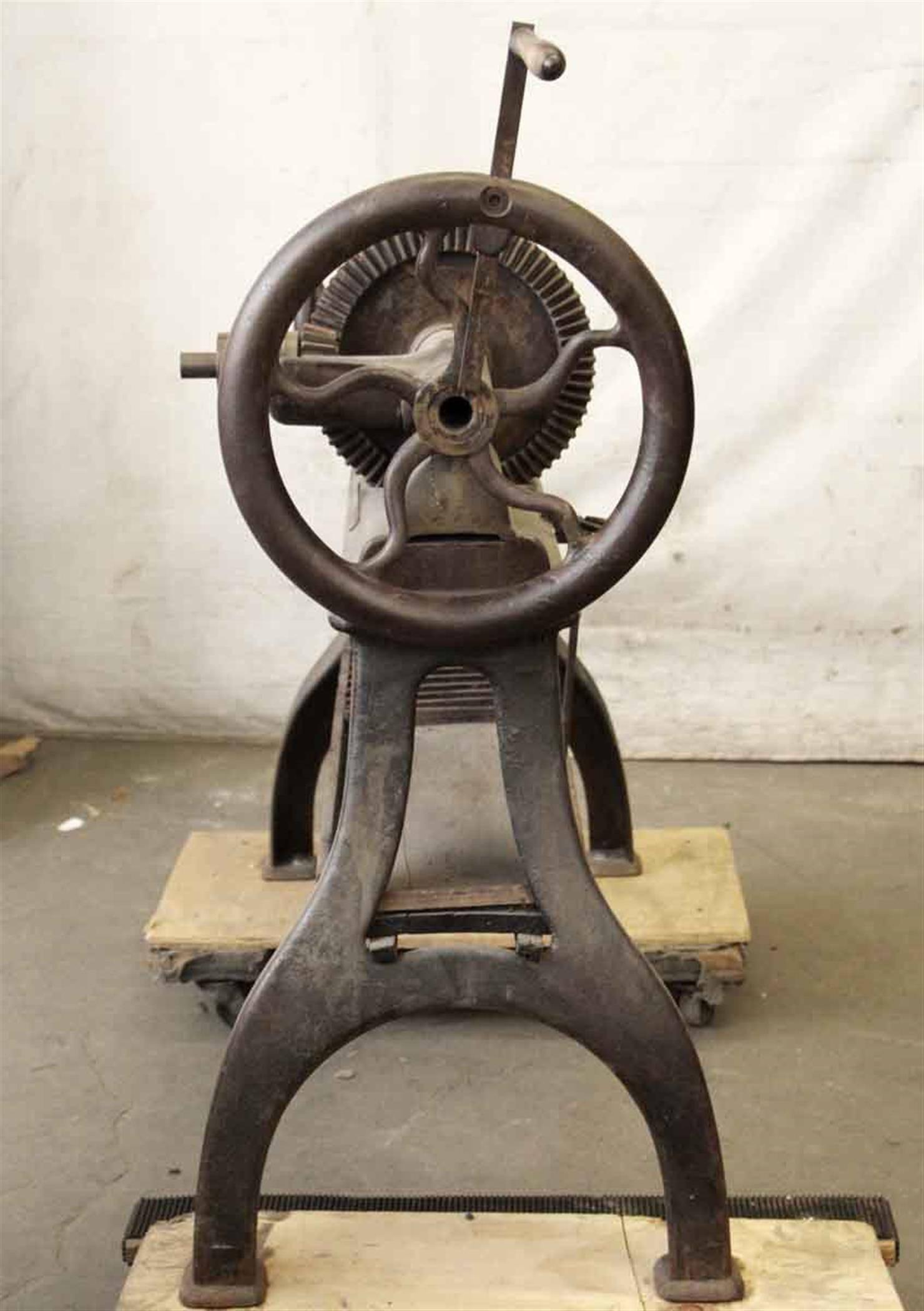 Américain tour industriel des années 1880 sur pieds de table en fonte