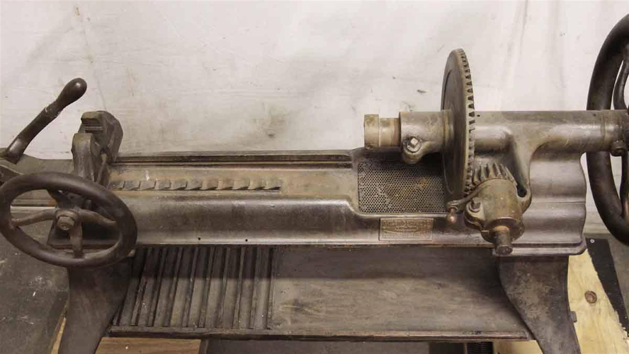 Fin du XIXe siècle tour industriel des années 1880 sur pieds de table en fonte