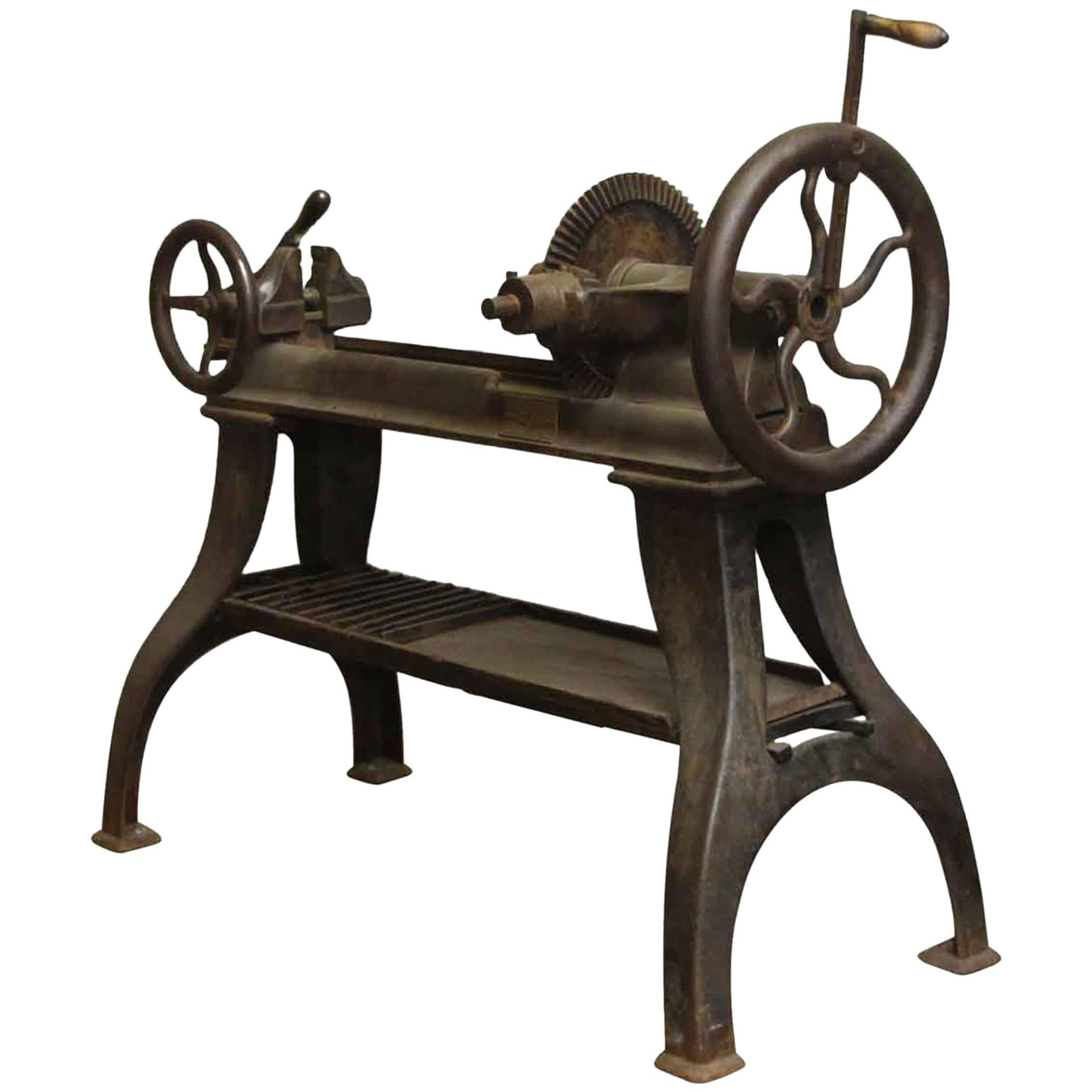 tour industriel des années 1880 sur pieds de table en fonte