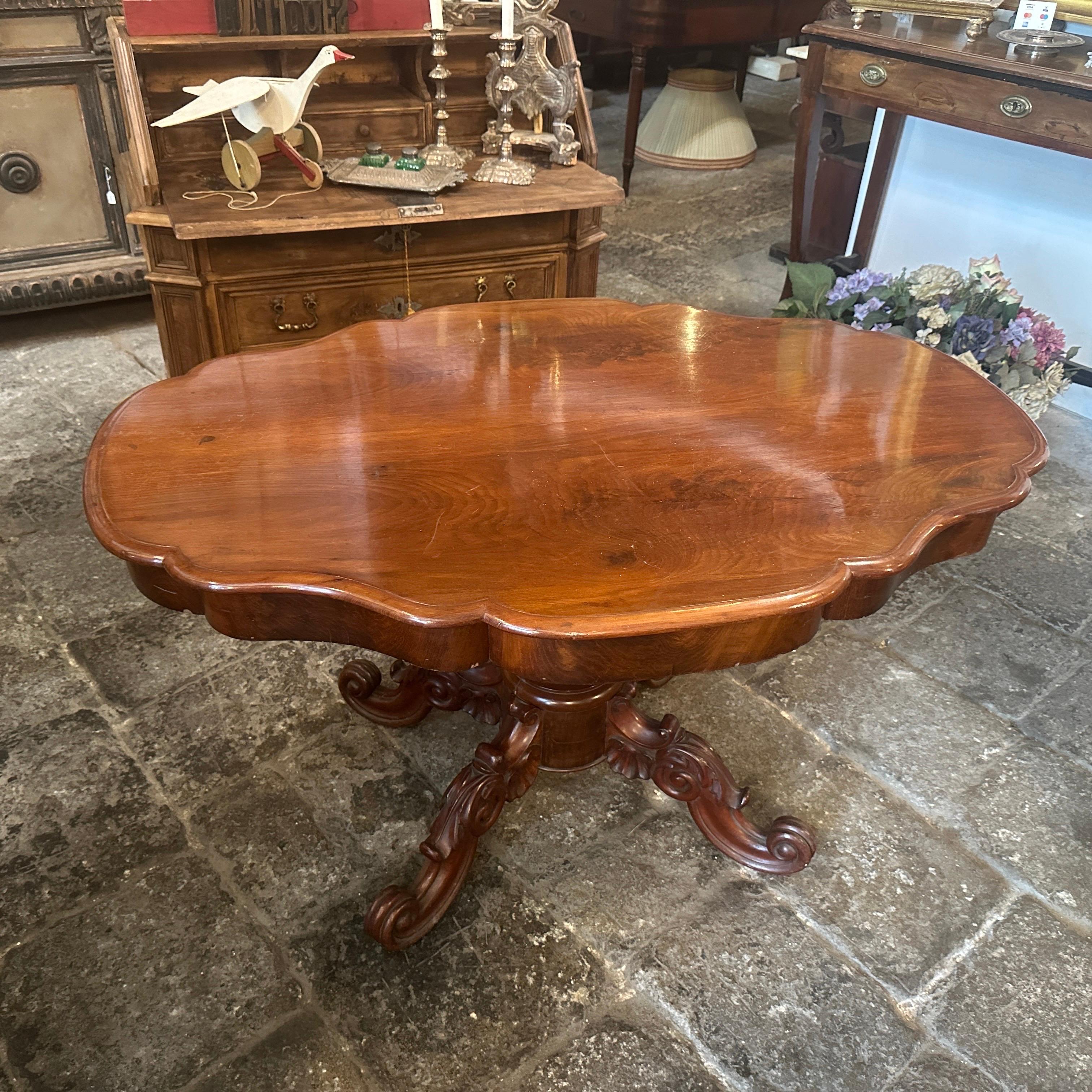 Hand-Carved 1880s Louis Philippe Mahogany Feather Turtle Shell Shaped Sicilian Side Table For Sale