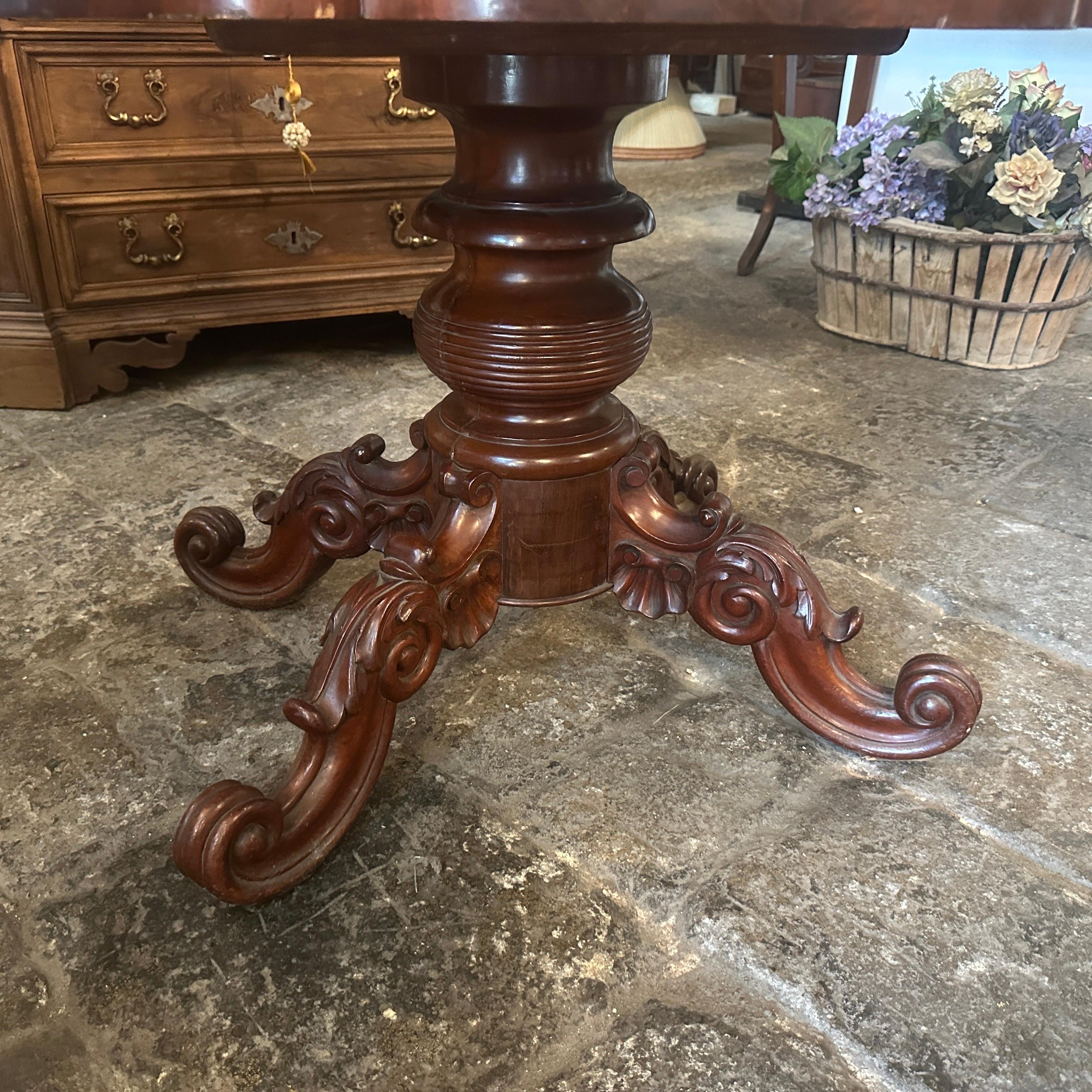 19th Century 1880s Louis Philippe Mahogany Feather Turtle Shell Shaped Sicilian Side Table For Sale