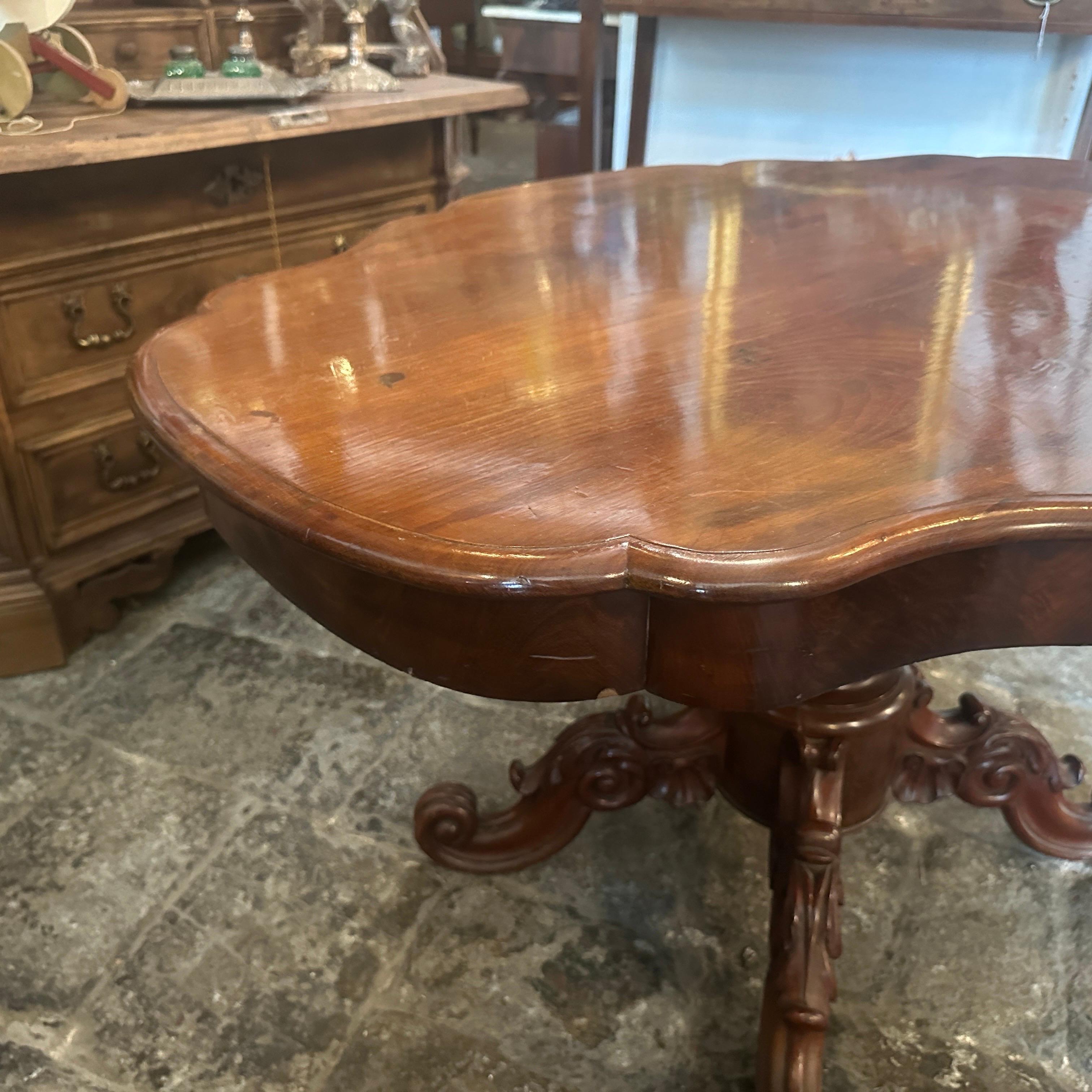 Wood 1880s Louis Philippe Mahogany Feather Turtle Shell Shaped Sicilian Side Table For Sale