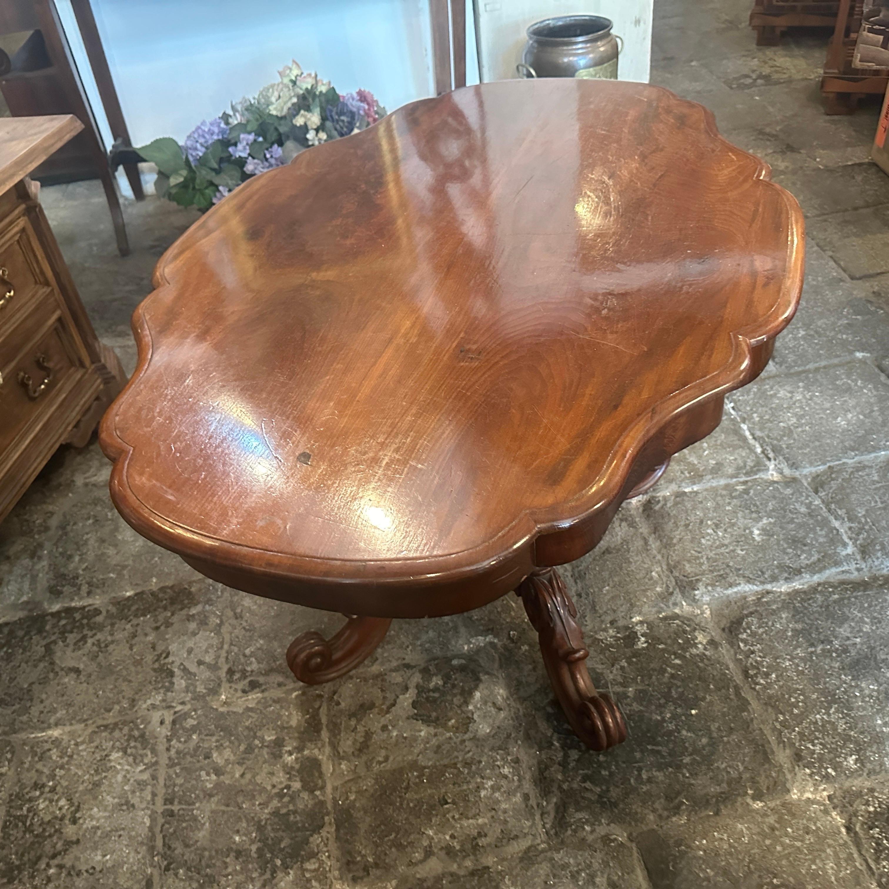 1880s Louis Philippe Mahogany Feather Turtle Shell Shaped Sicilian Side Table For Sale 1