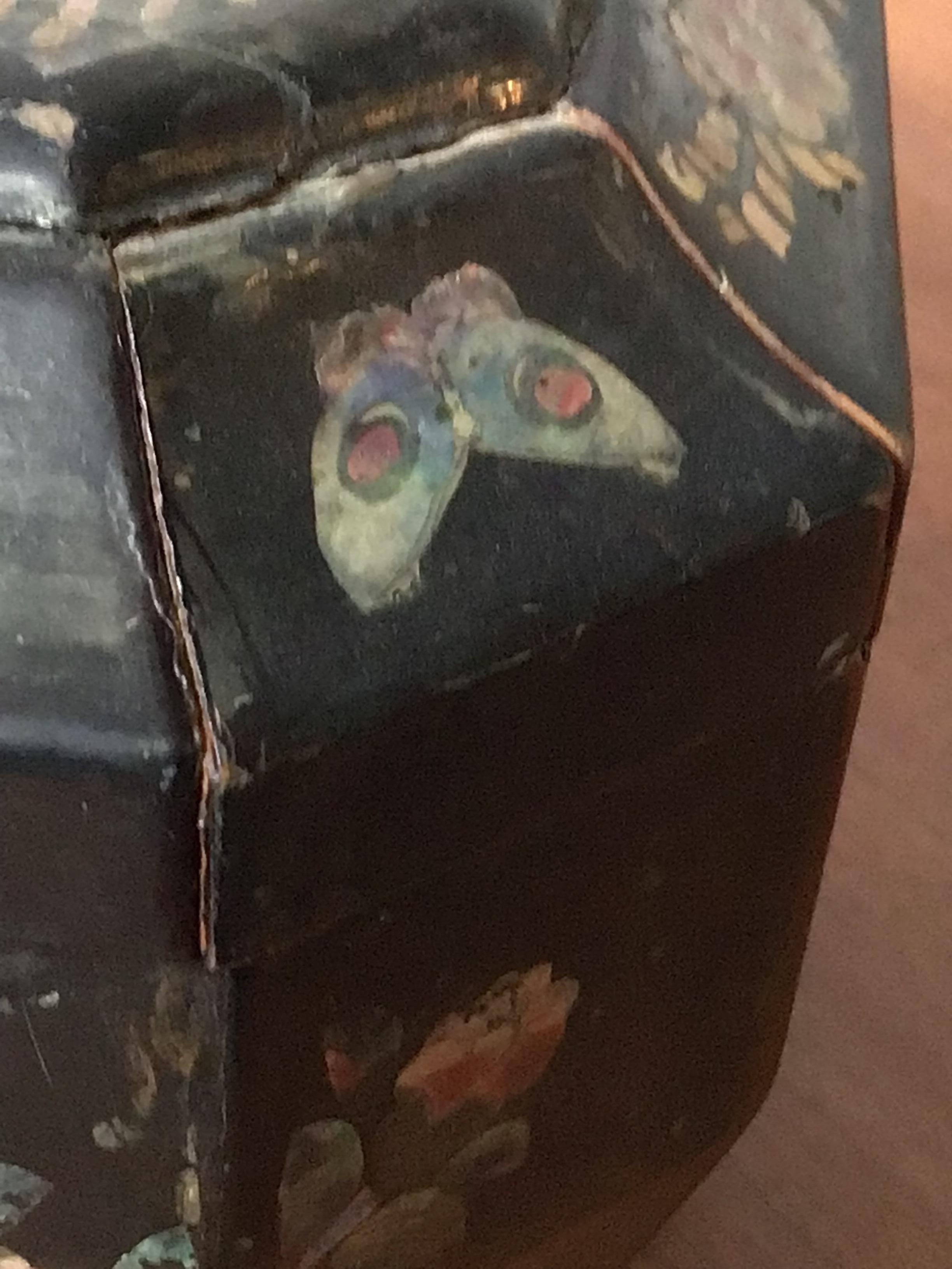 Boîte peinte à la main en nacre des années 1880 en vente 6