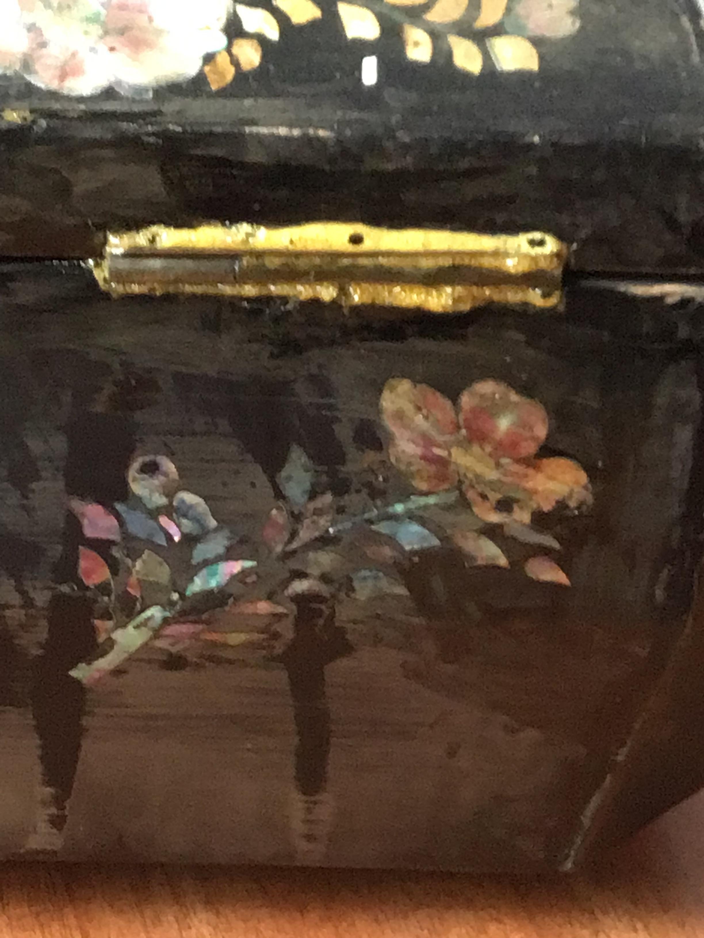 Boîte peinte à la main en nacre des années 1880 en vente 10