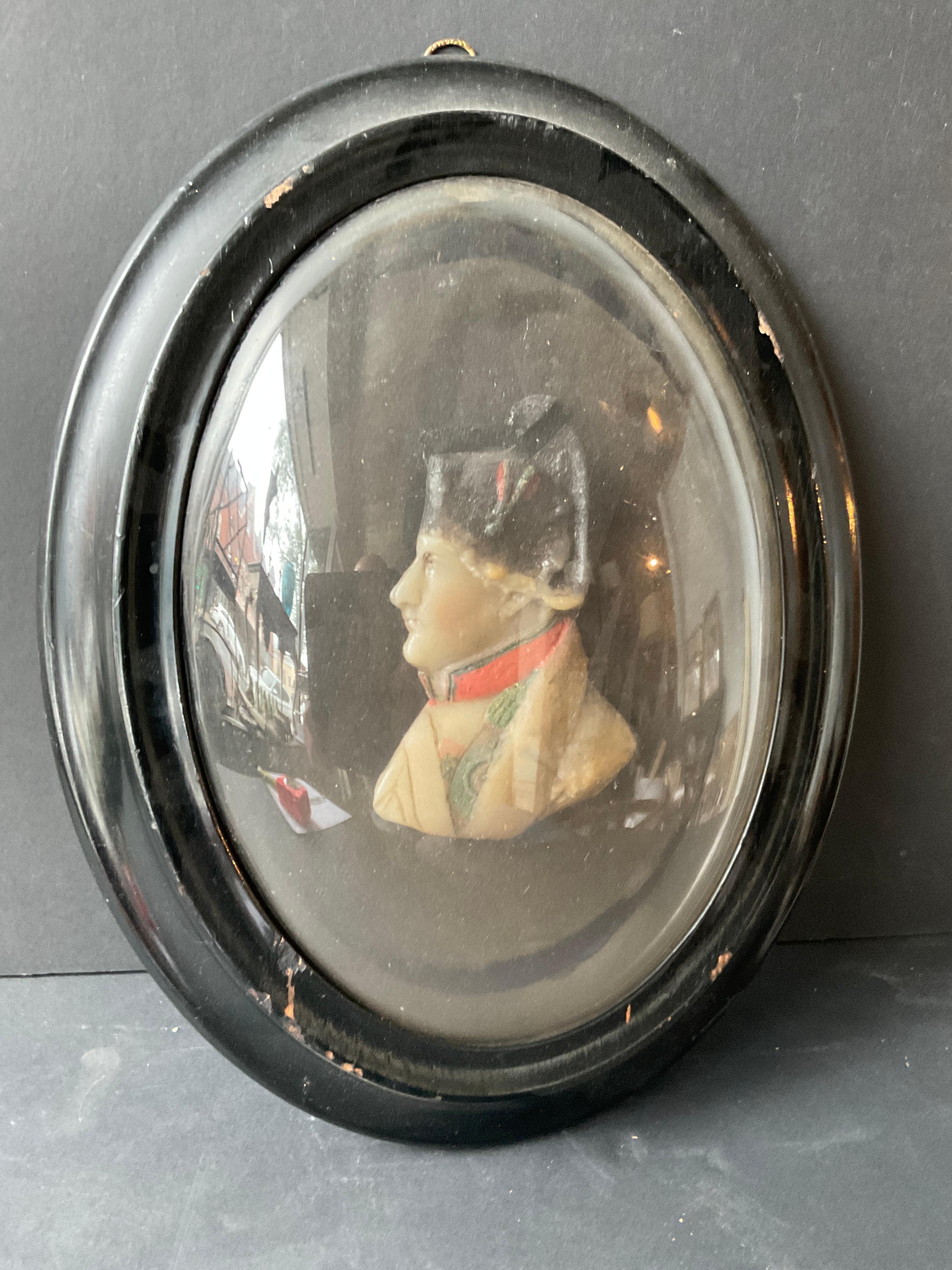 Rilievo in cera di Napoleone del 1880 con cornice in legno. Il rilievo della cera non è fissato al telaio, ha bisogno di chiodi, etc. per essere tenuto in posizione.