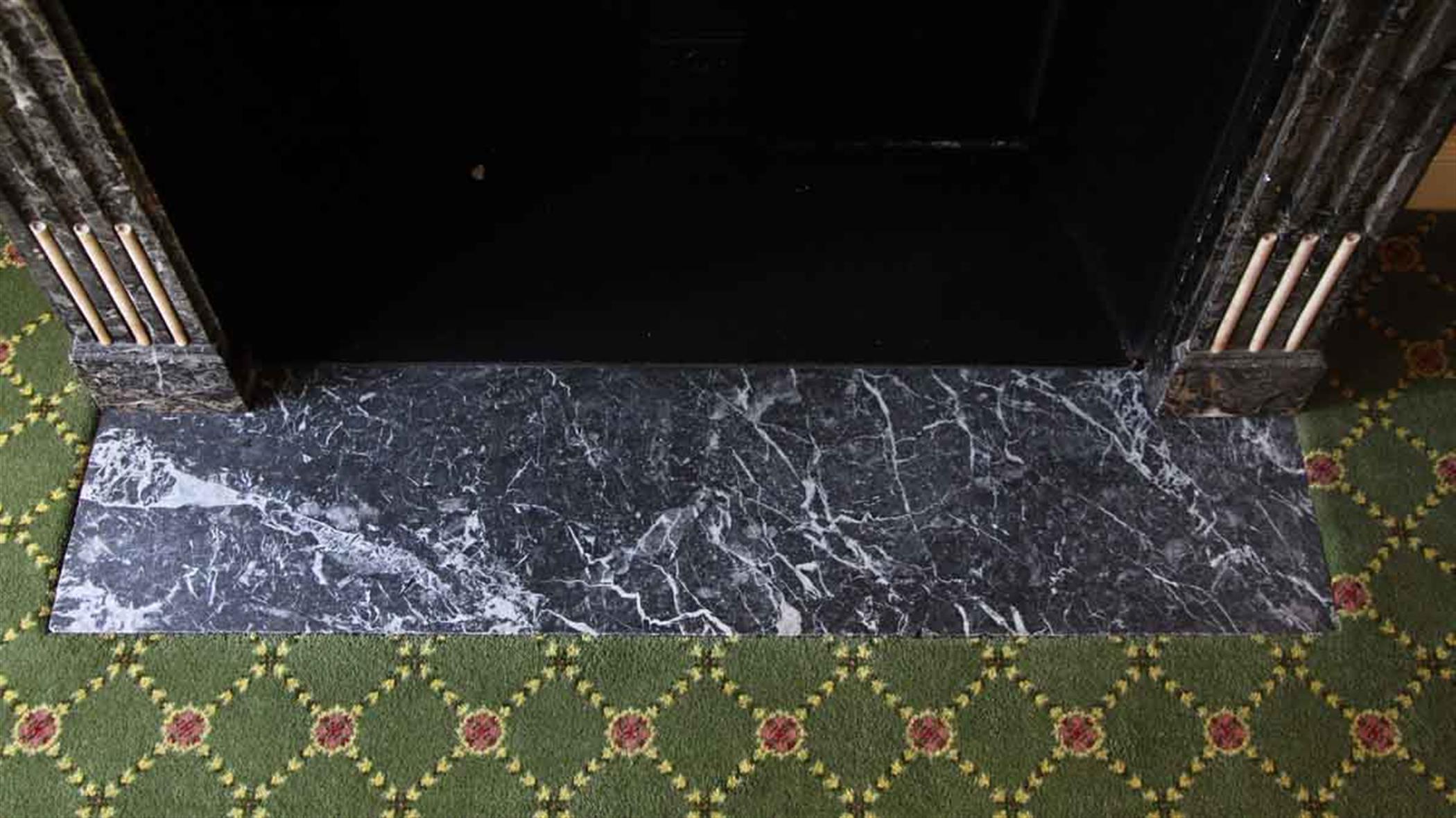 Französischer Regency-Kaminsims aus grauem Marmor mit Blumenmuster, Waldorf Astoria Hotel  im Angebot 7