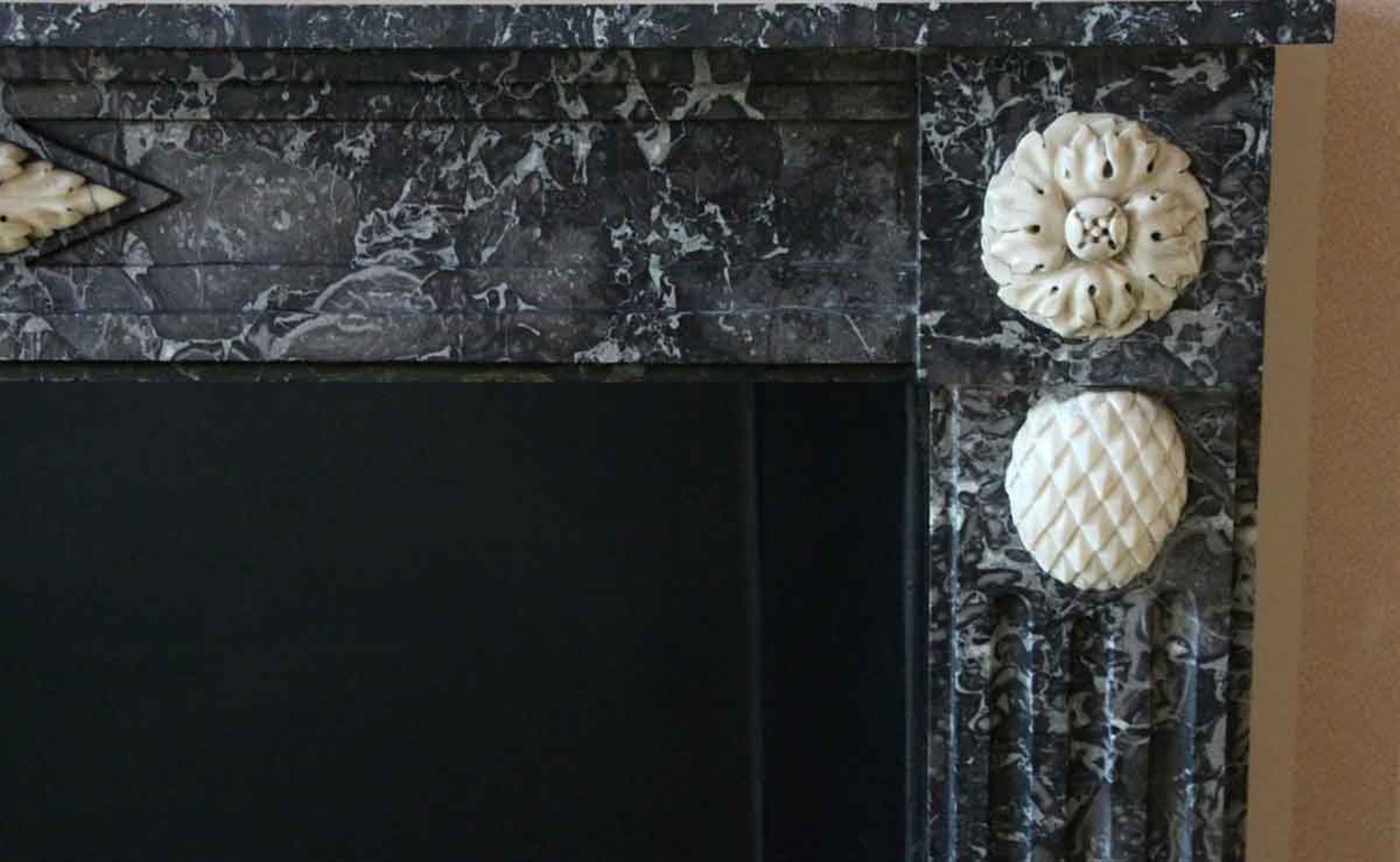 Französischer Regency-Kaminsims aus grauem Marmor mit Blumenmuster, Waldorf Astoria Hotel  im Angebot 4