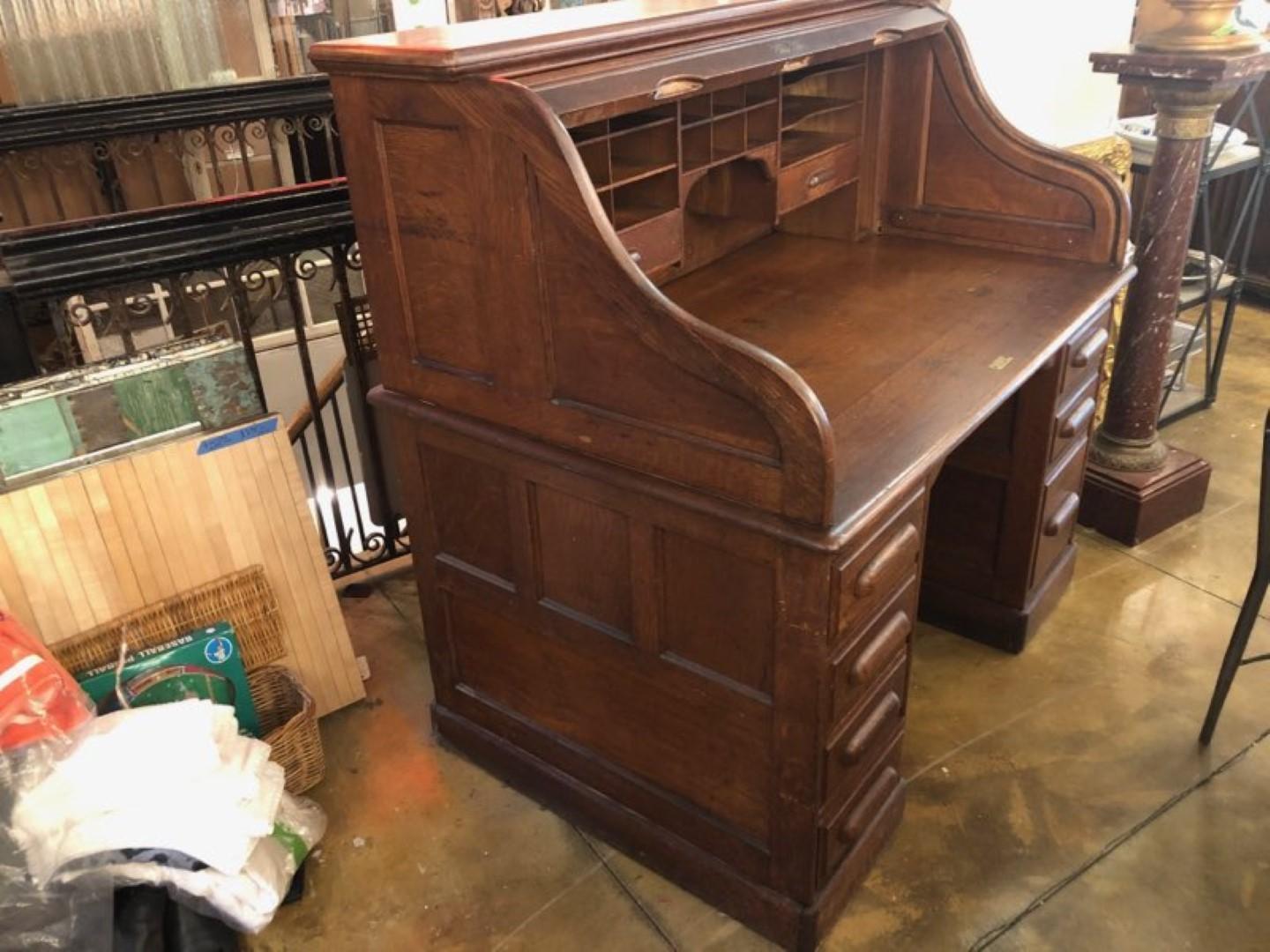 American 1880s Oak Roll Top Desk with Seven Drawers and Neat Cubbyhole Storage