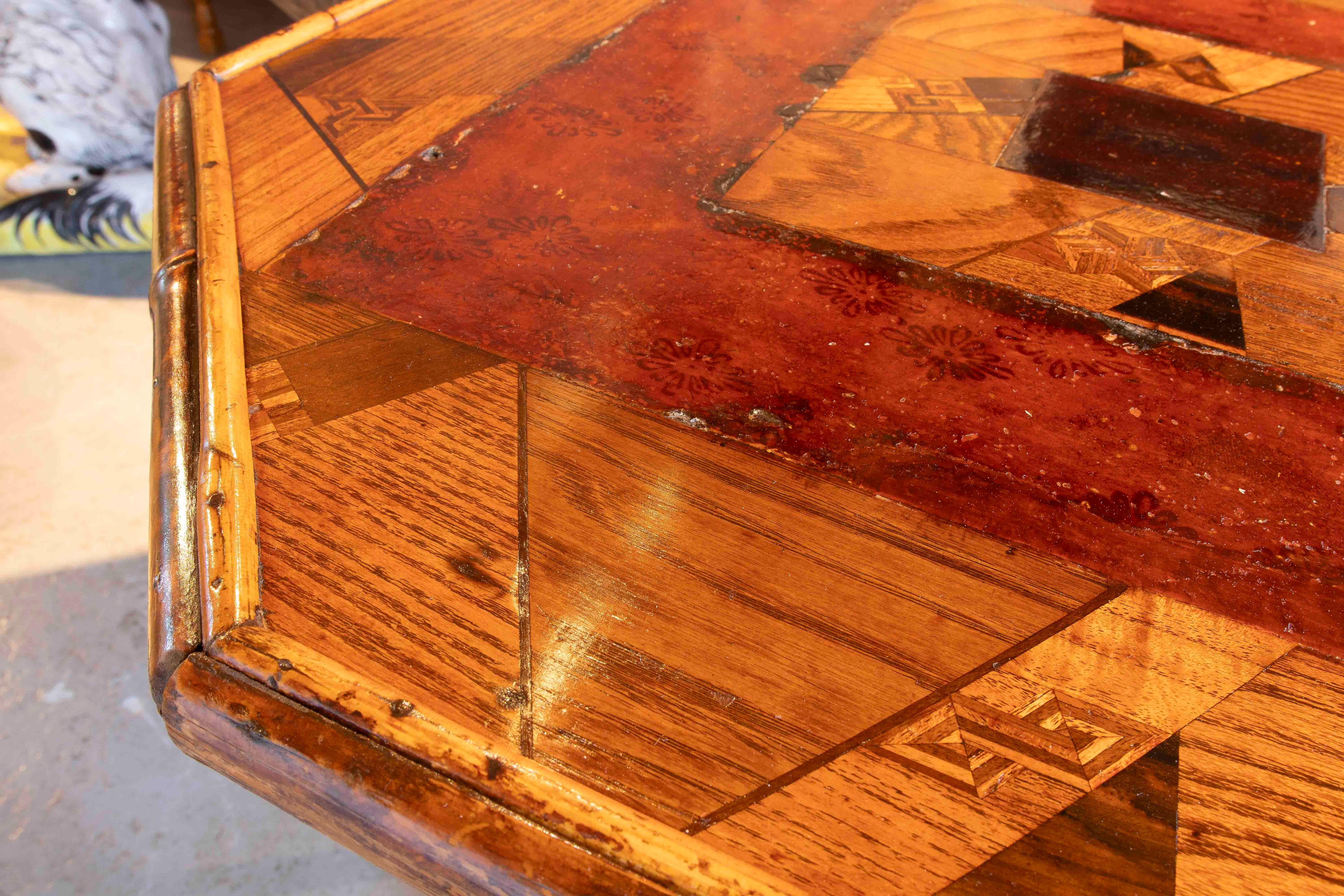 Tavolino ottagonale in bambù del 1880 con intarsi in Wood e ripiano inferiore in vendita 3