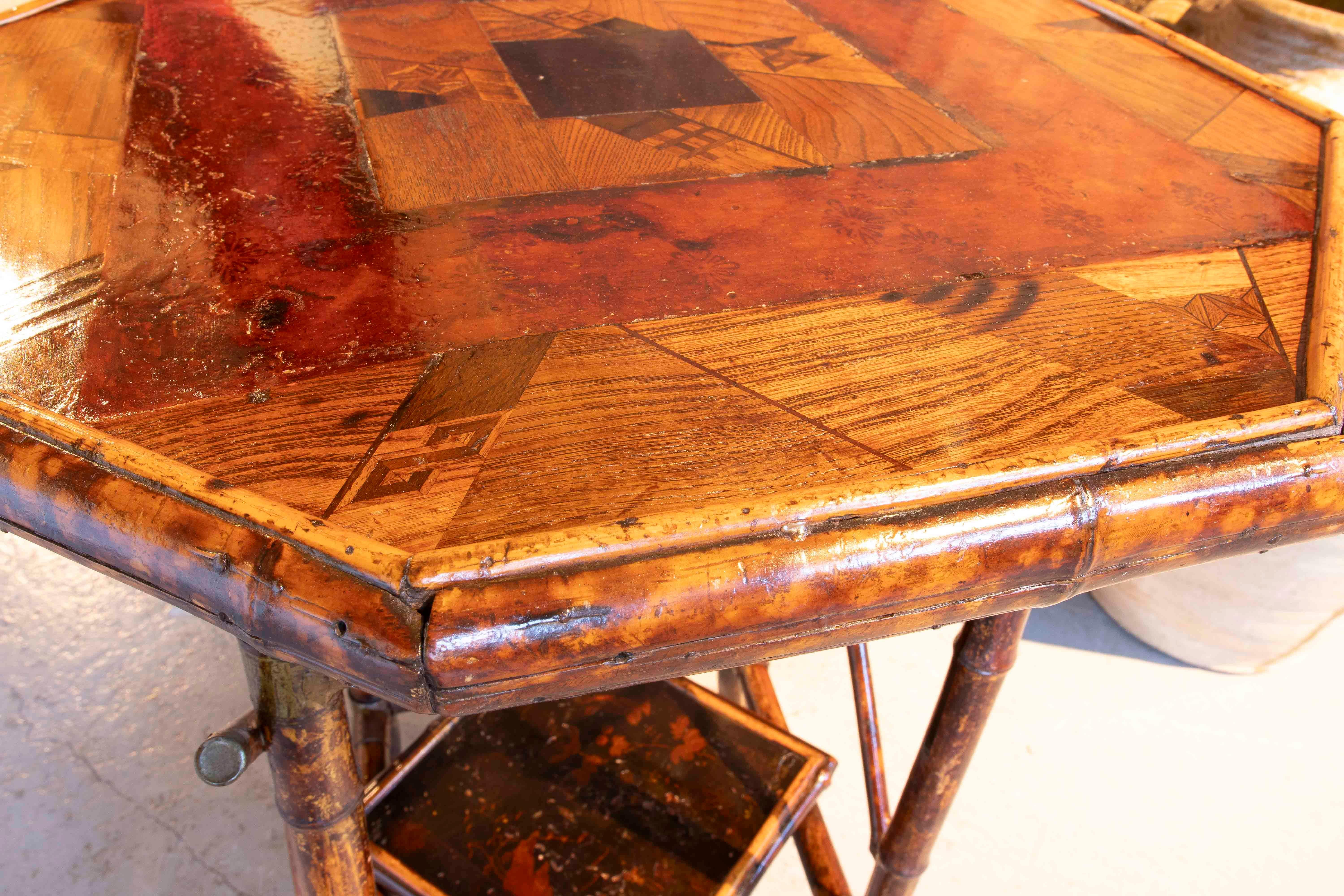 Tavolino ottagonale in bambù del 1880 con intarsi in Wood e ripiano inferiore in vendita 4