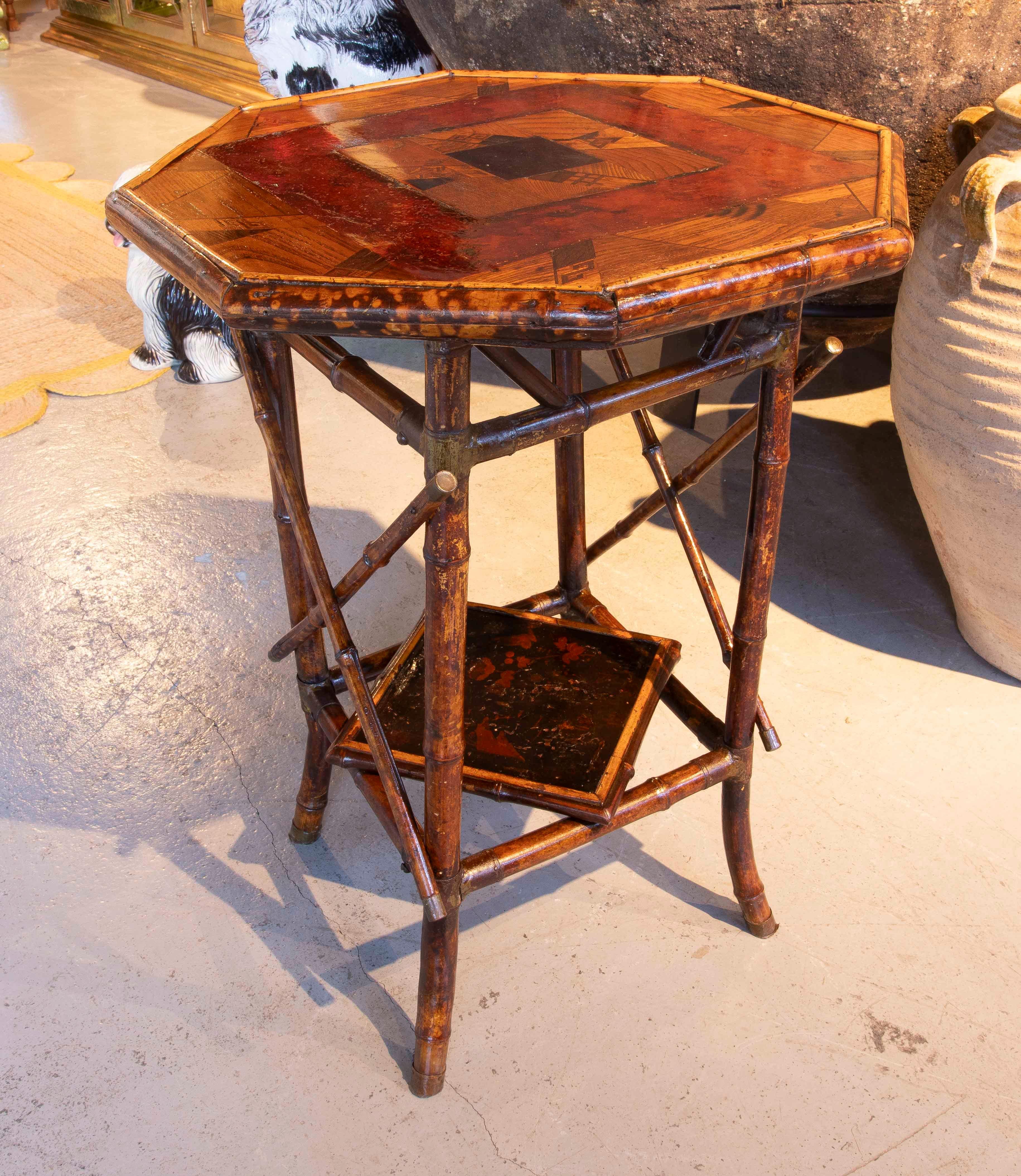 Cinese Tavolino ottagonale in bambù del 1880 con intarsi in Wood e ripiano inferiore in vendita