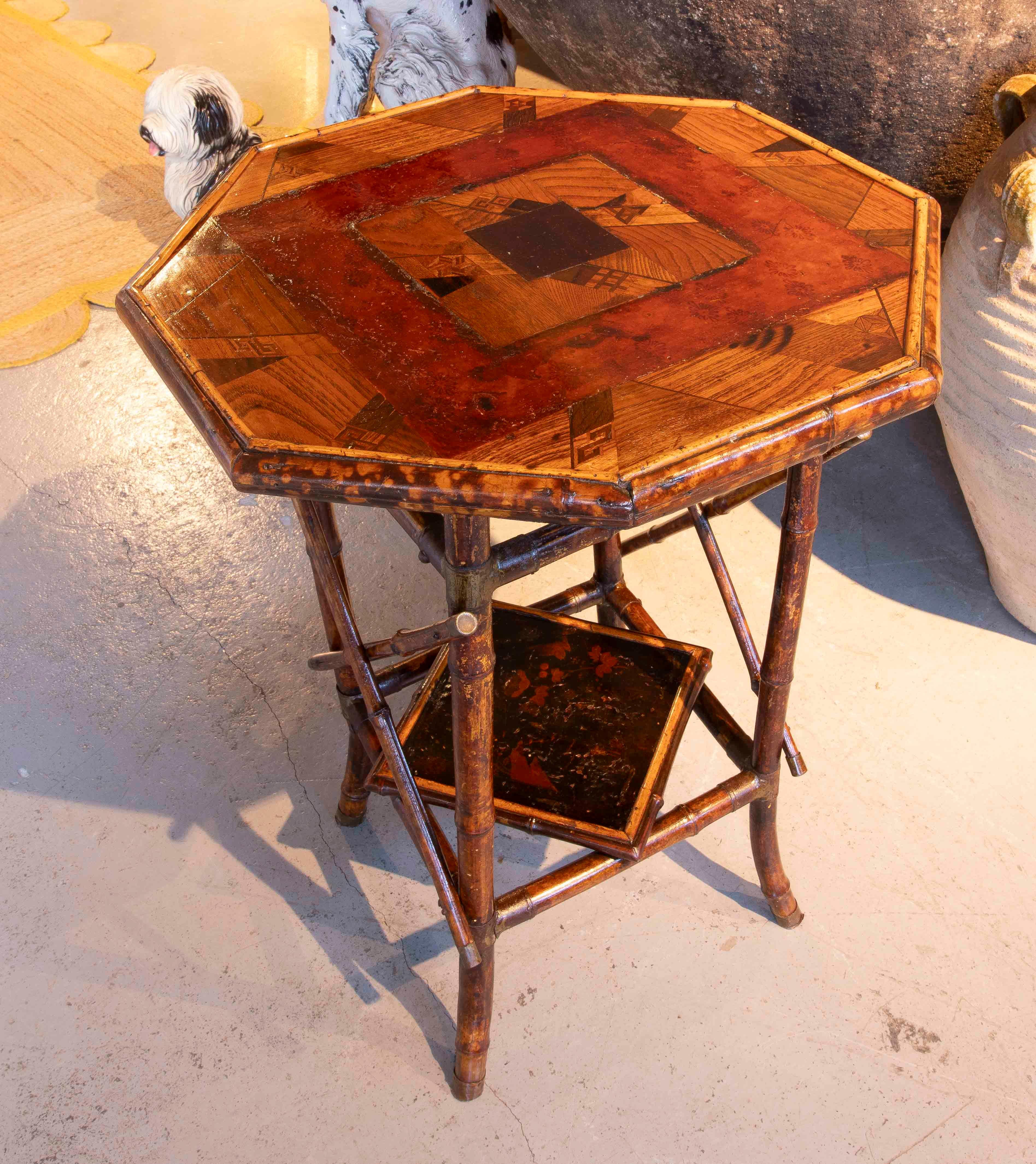 Dipinto a mano Tavolino ottagonale in bambù del 1880 con intarsi in Wood e ripiano inferiore in vendita