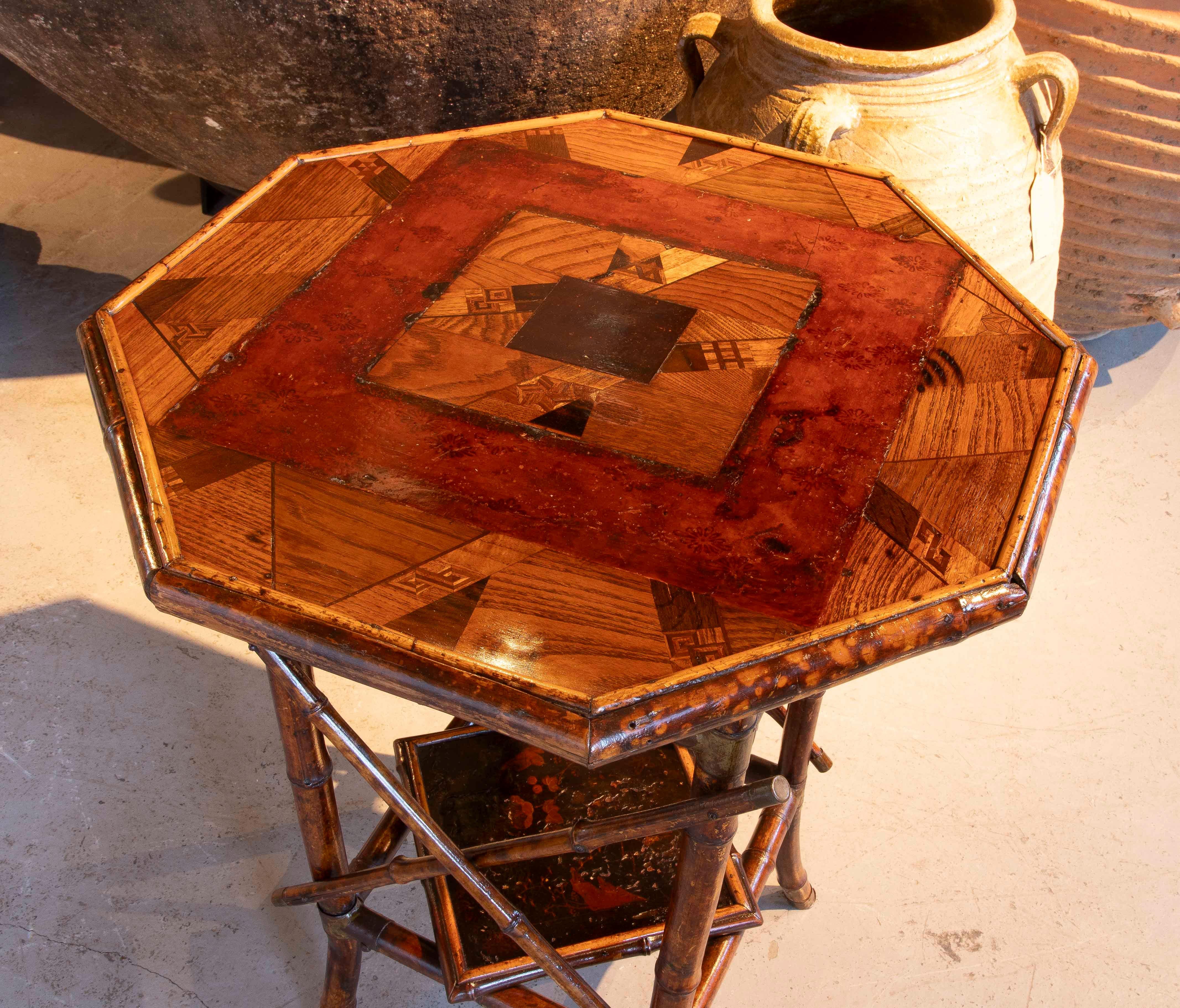 XIX secolo Tavolino ottagonale in bambù del 1880 con intarsi in Wood e ripiano inferiore in vendita