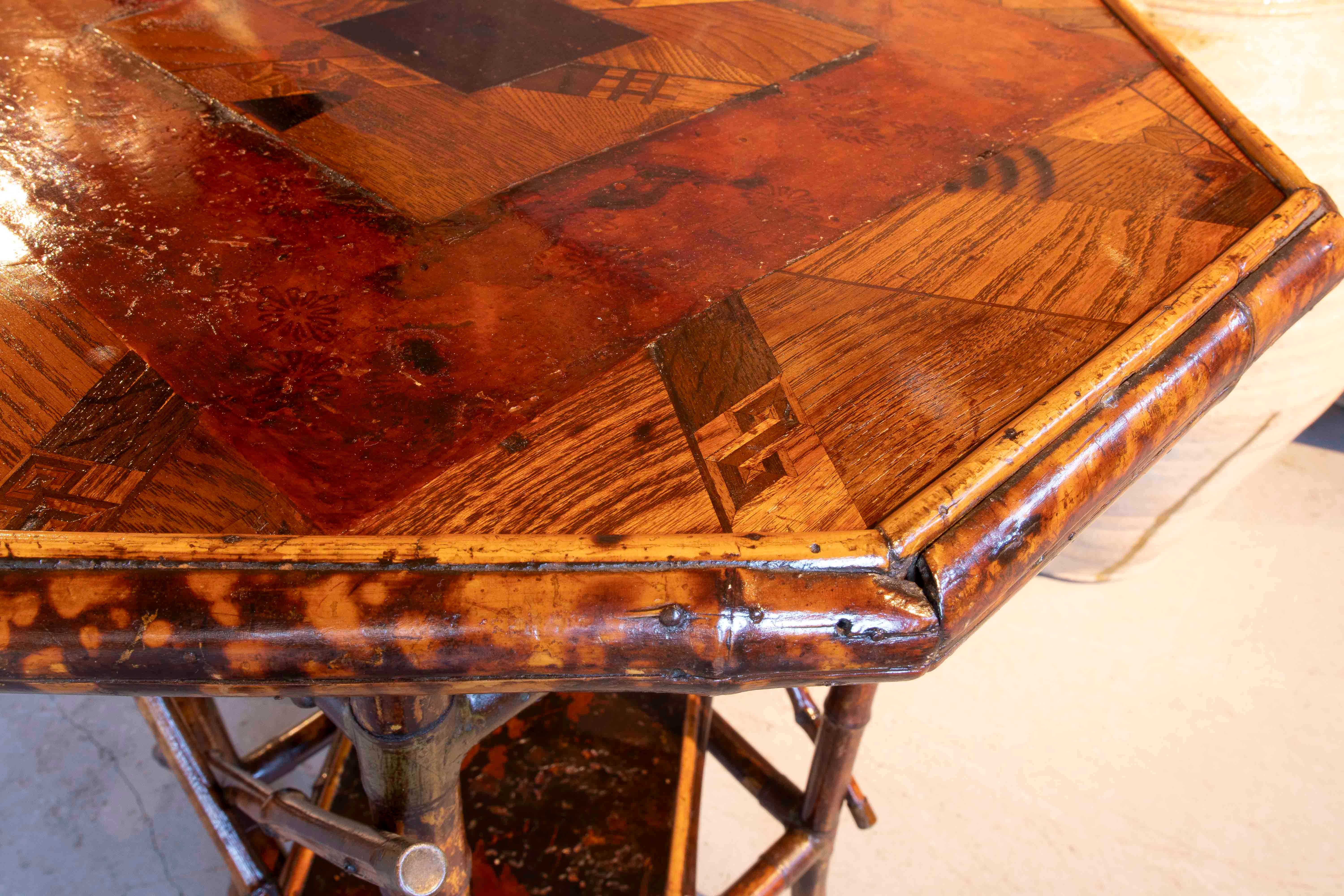 Tavolino ottagonale in bambù del 1880 con intarsi in Wood e ripiano inferiore in vendita 1